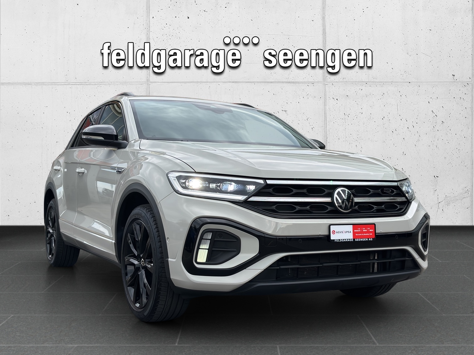 VW T-Roc 1.5 TSI EVO R-Line DSG mit AHK, Design-Paket "Black Style" & Winterräder-showroom-element-2