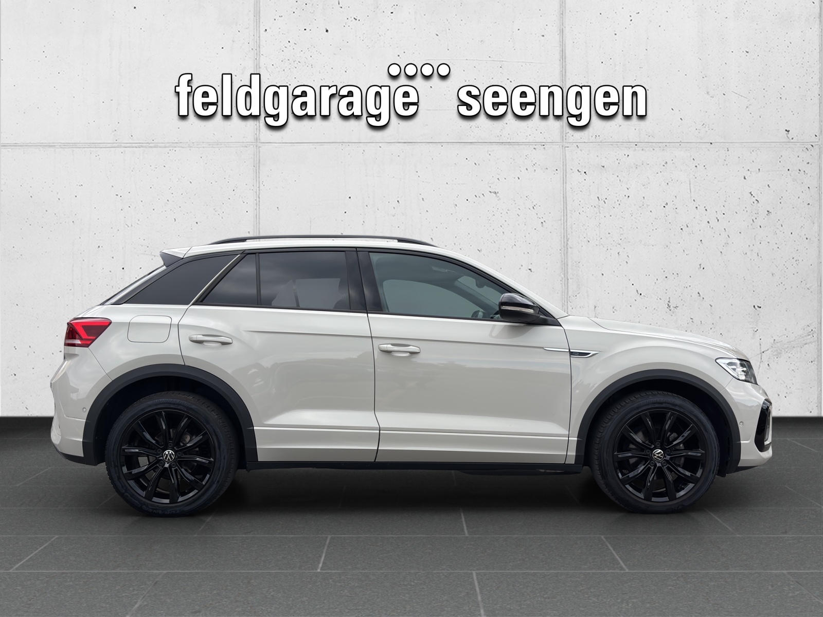 VW T-Roc 1.5 TSI EVO R-Line DSG mit AHK, Design-Paket "Black Style" & Winterräder-showroom-element-3