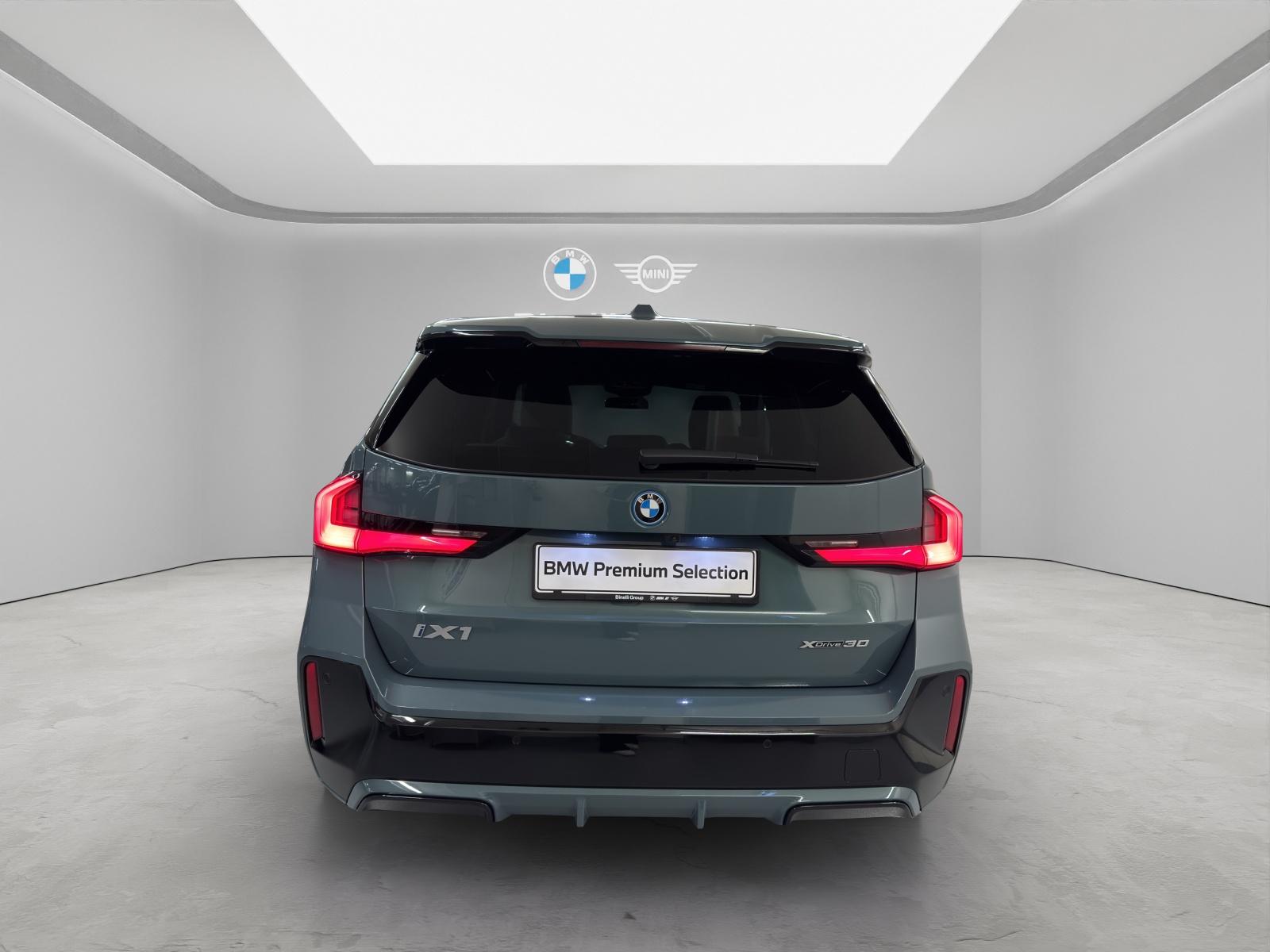 BMW iX1 30 xDrive-showroom-element-3