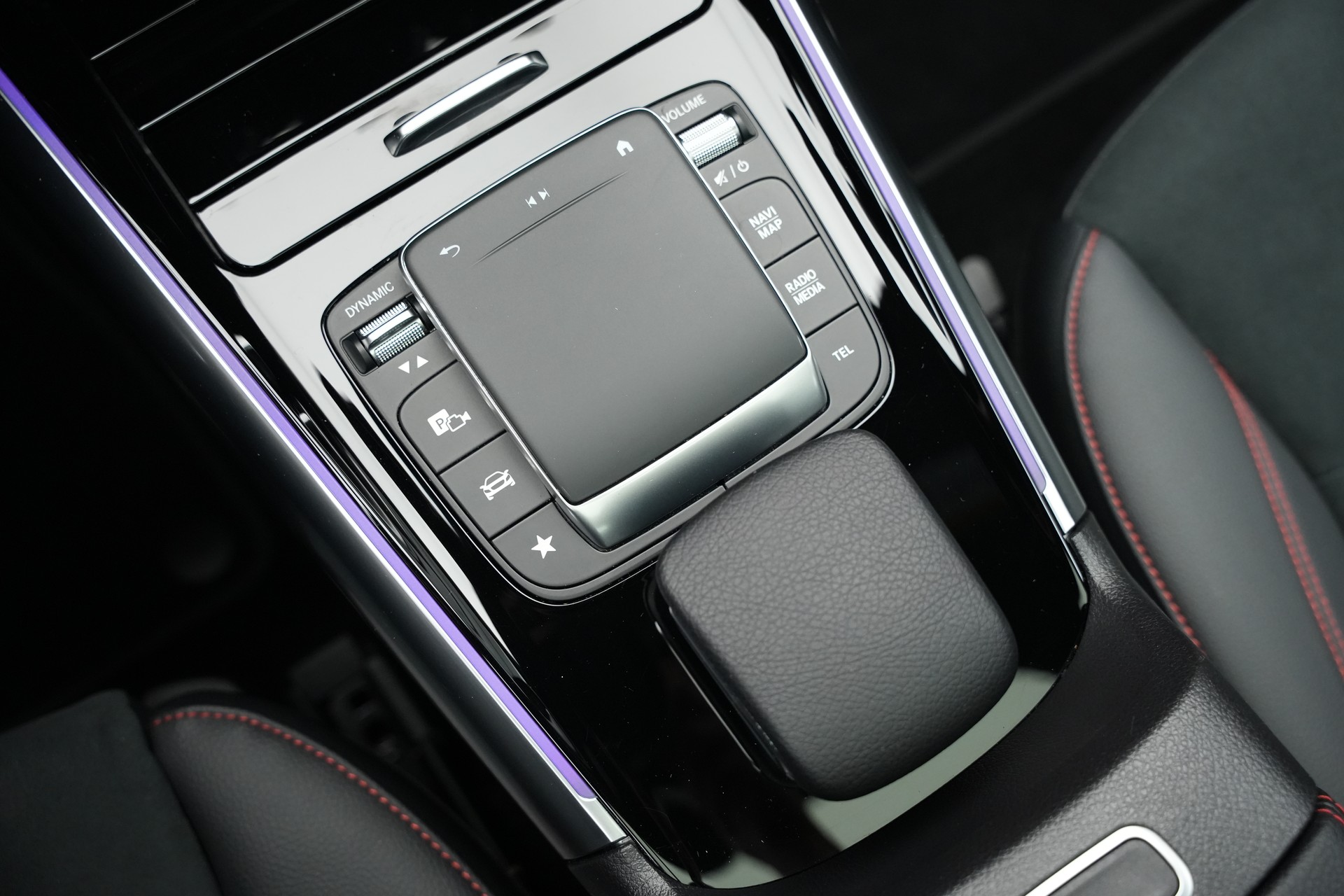 MERCEDES-BENZ GLA 220d 4Matic AMG Line 8G-DCT *AHK* *Panorama*-image-24