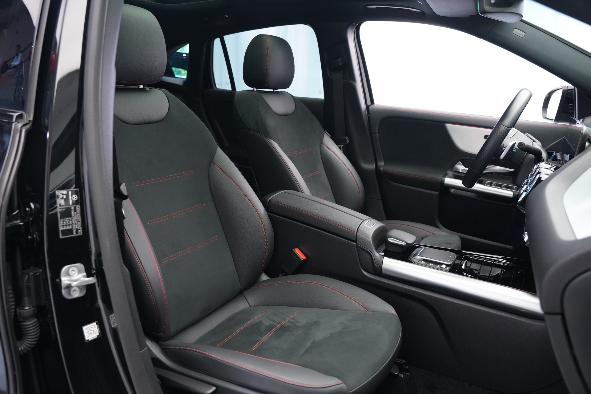 MERCEDES-BENZ GLA 220d 4Matic AMG Line 8G-DCT *AHK* *Panorama*-image-13