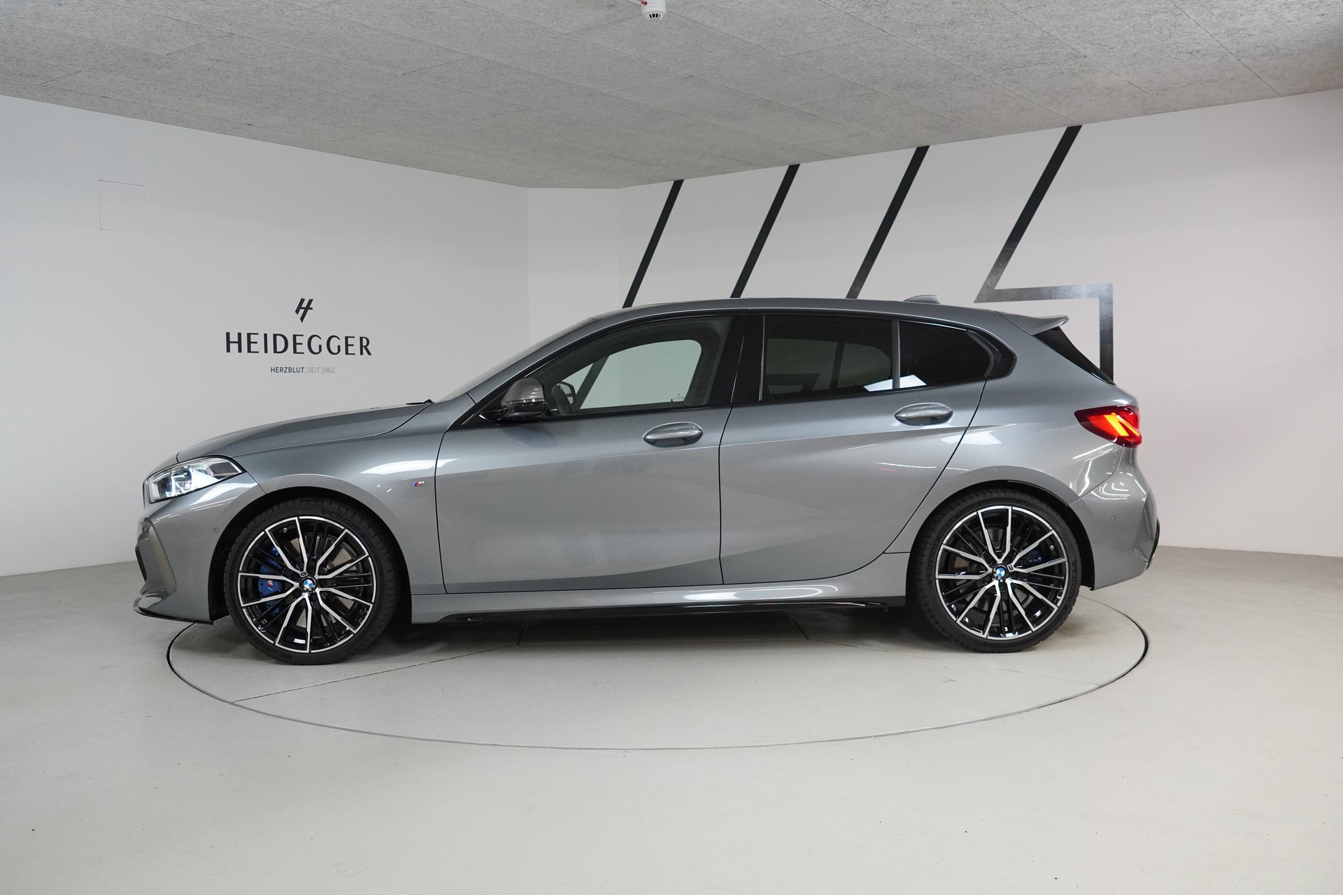 BMW M135i xDrive M Sport Pro Steptronic-showroom-element-3