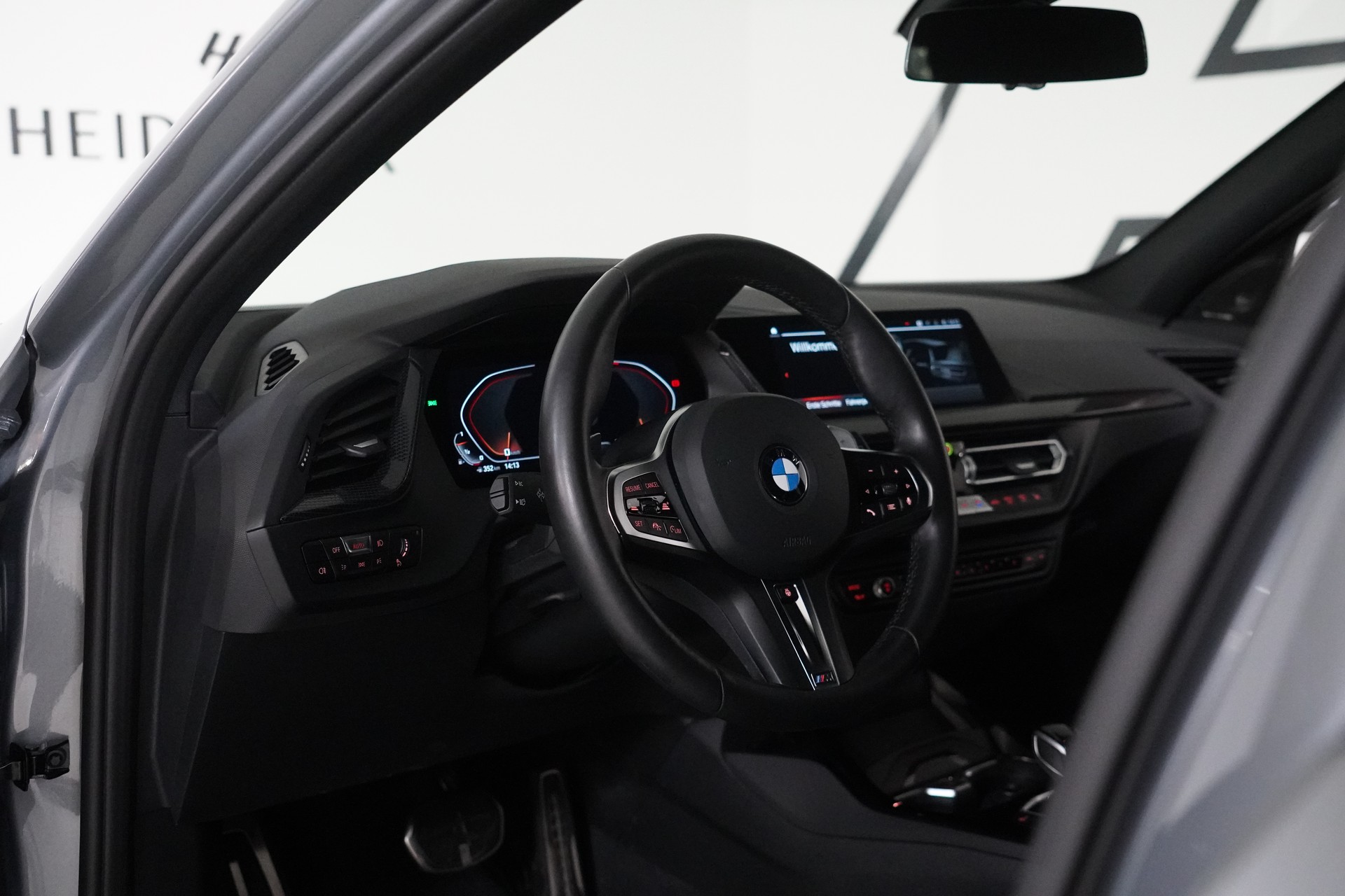 BMW M135i xDrive M Sport Pro Steptronic-image-23