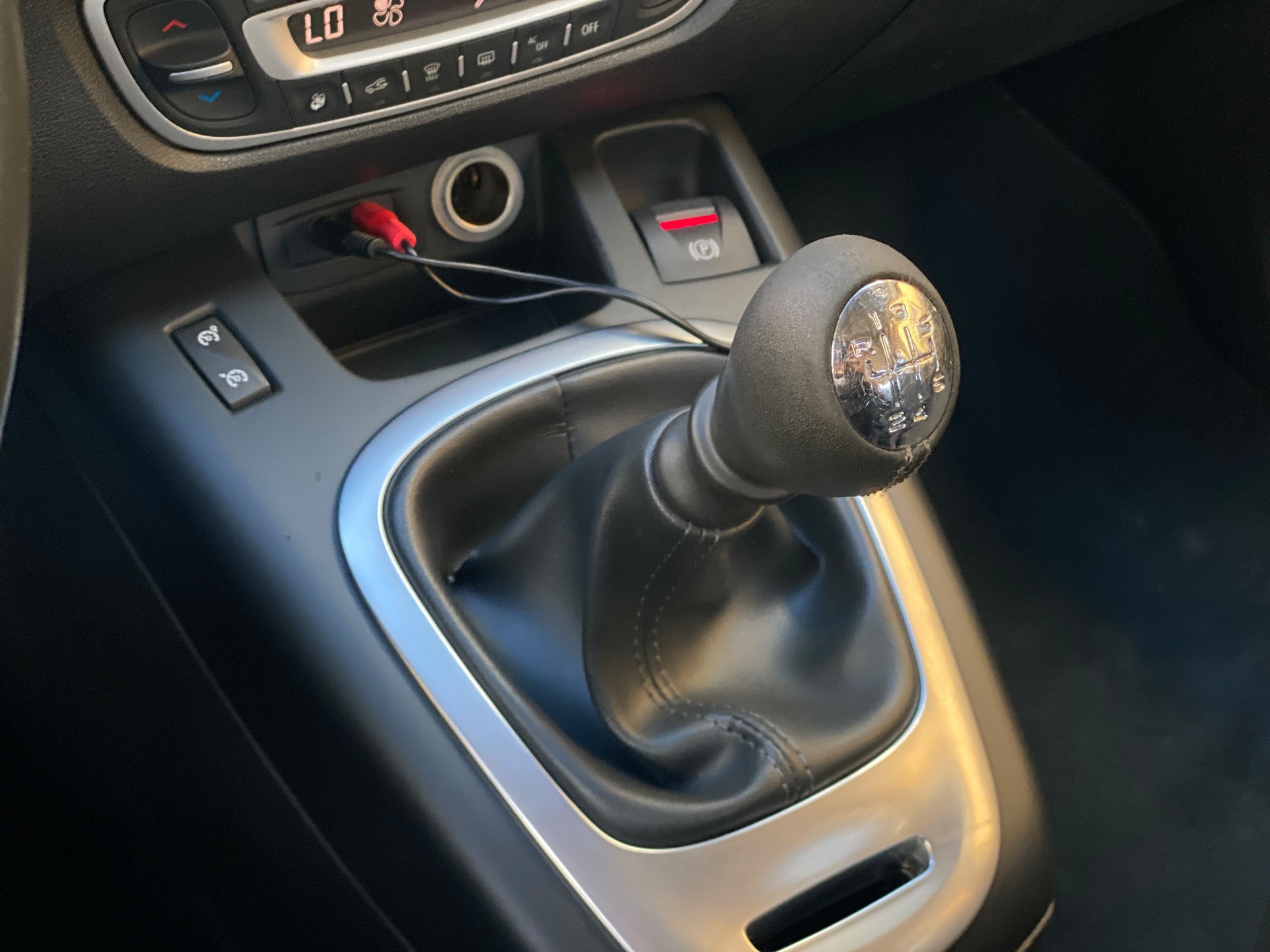 RENAULT Scénic 1.4 16V Turbo Privilège-image-21