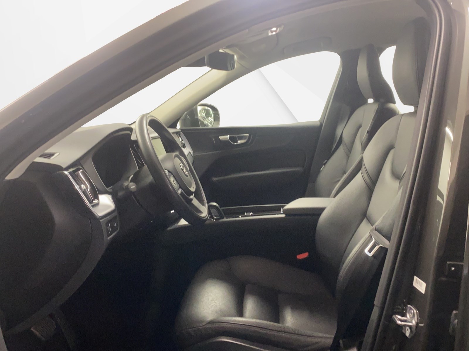 VOLVO XC60 B4 Diesel Mild Hybrid AWD Momentum Geartronic-image-8
