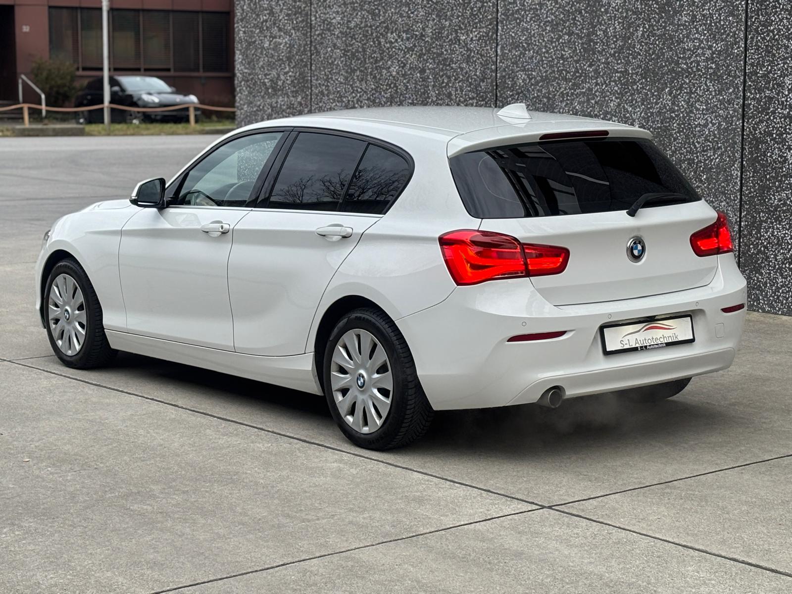 BMW 118i Steptronic-showroom-element-3