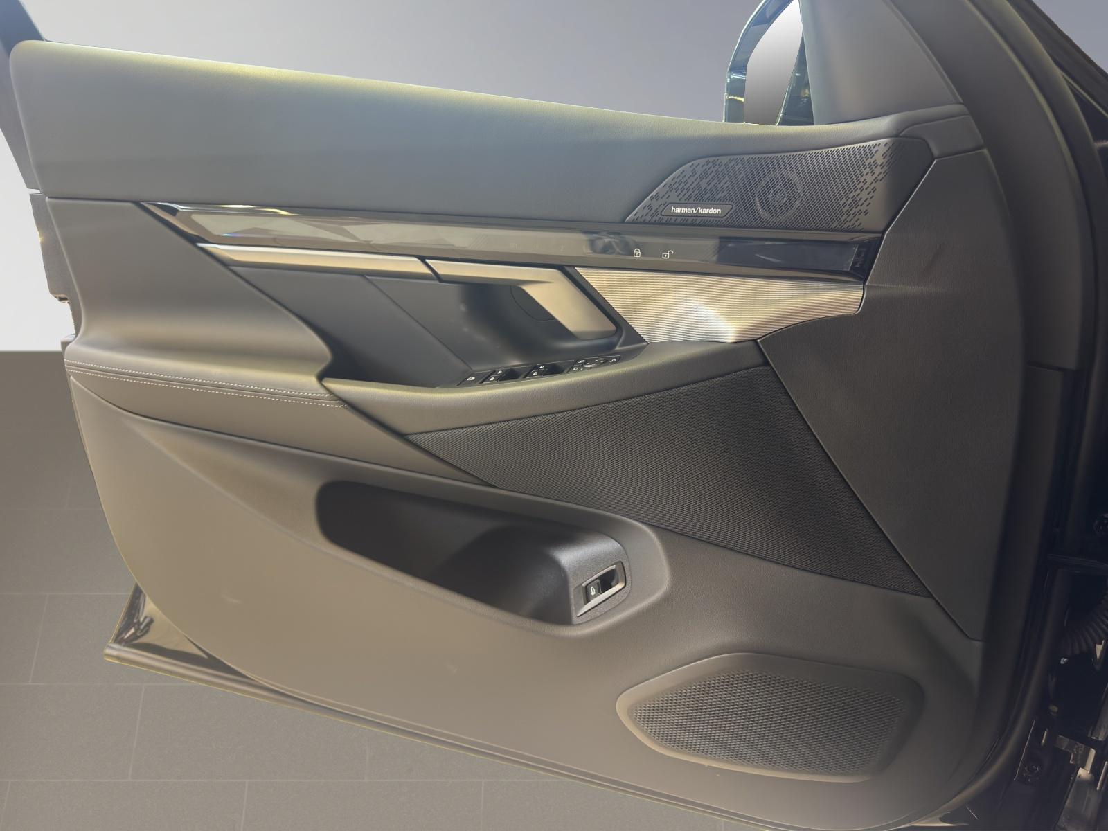 BMW 550e xDrive M Sport-image-14