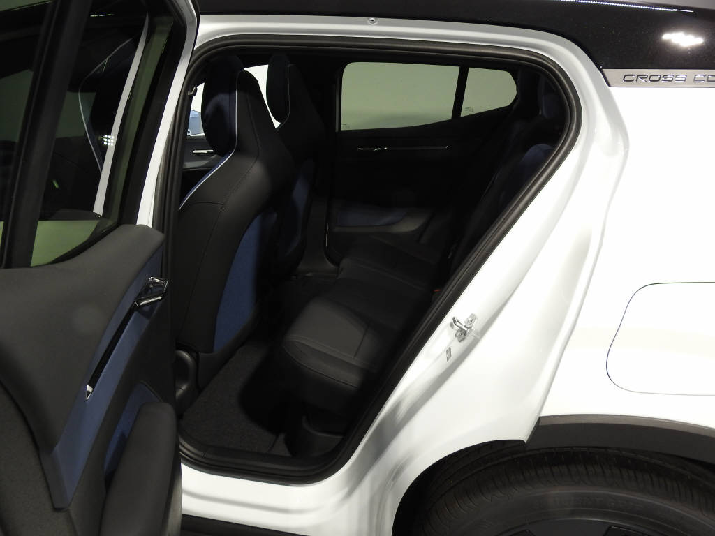 VOLVO EX 30 CC E60 Twin Performance AWD-image-10
