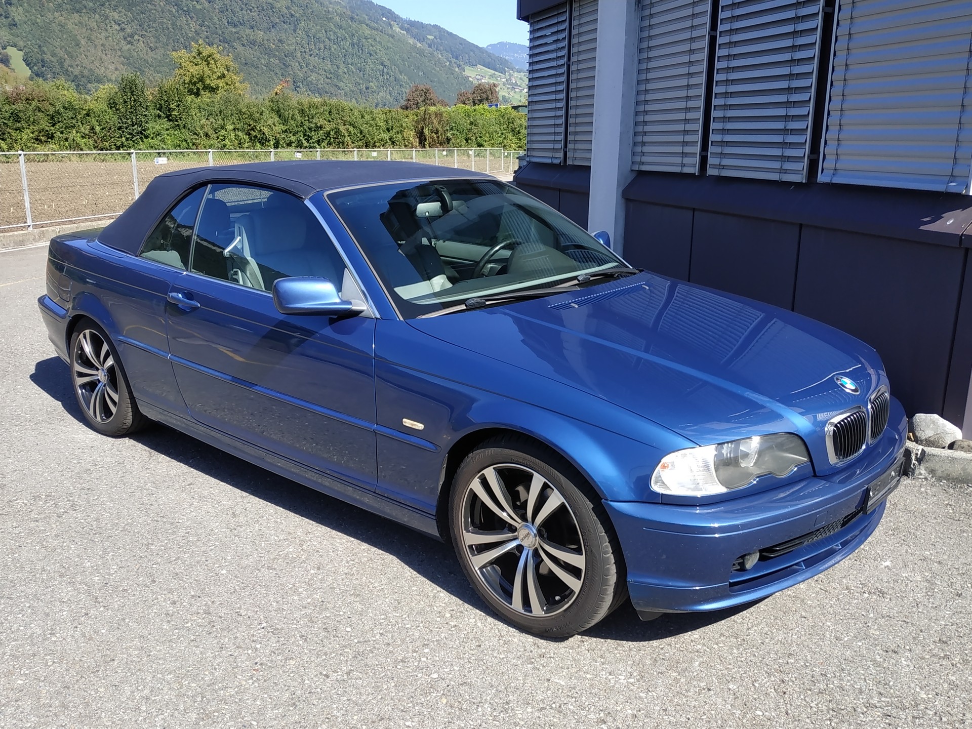 BMW 323Ci Cabriolet-image-9