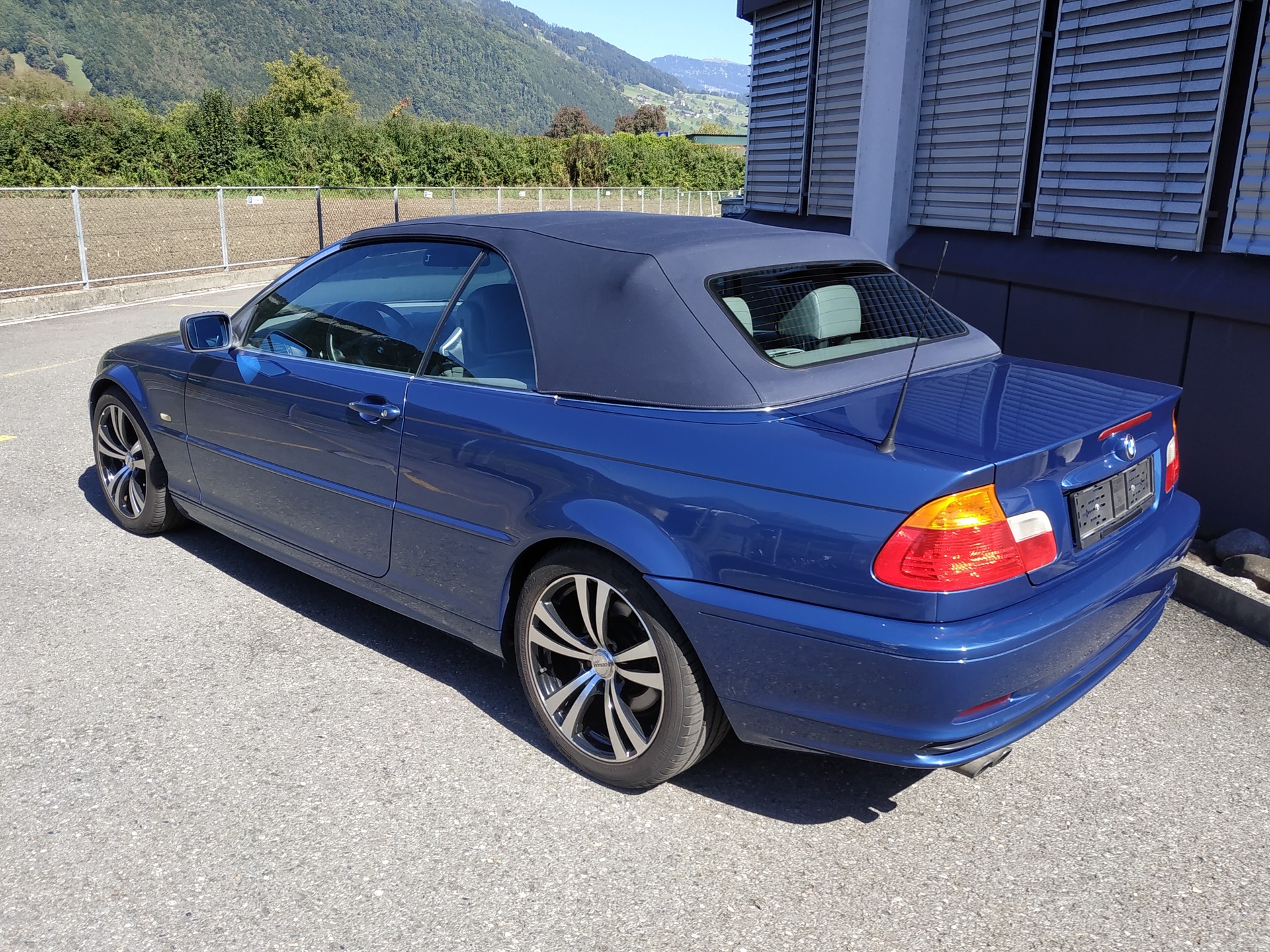 BMW 323Ci Cabriolet-image-10