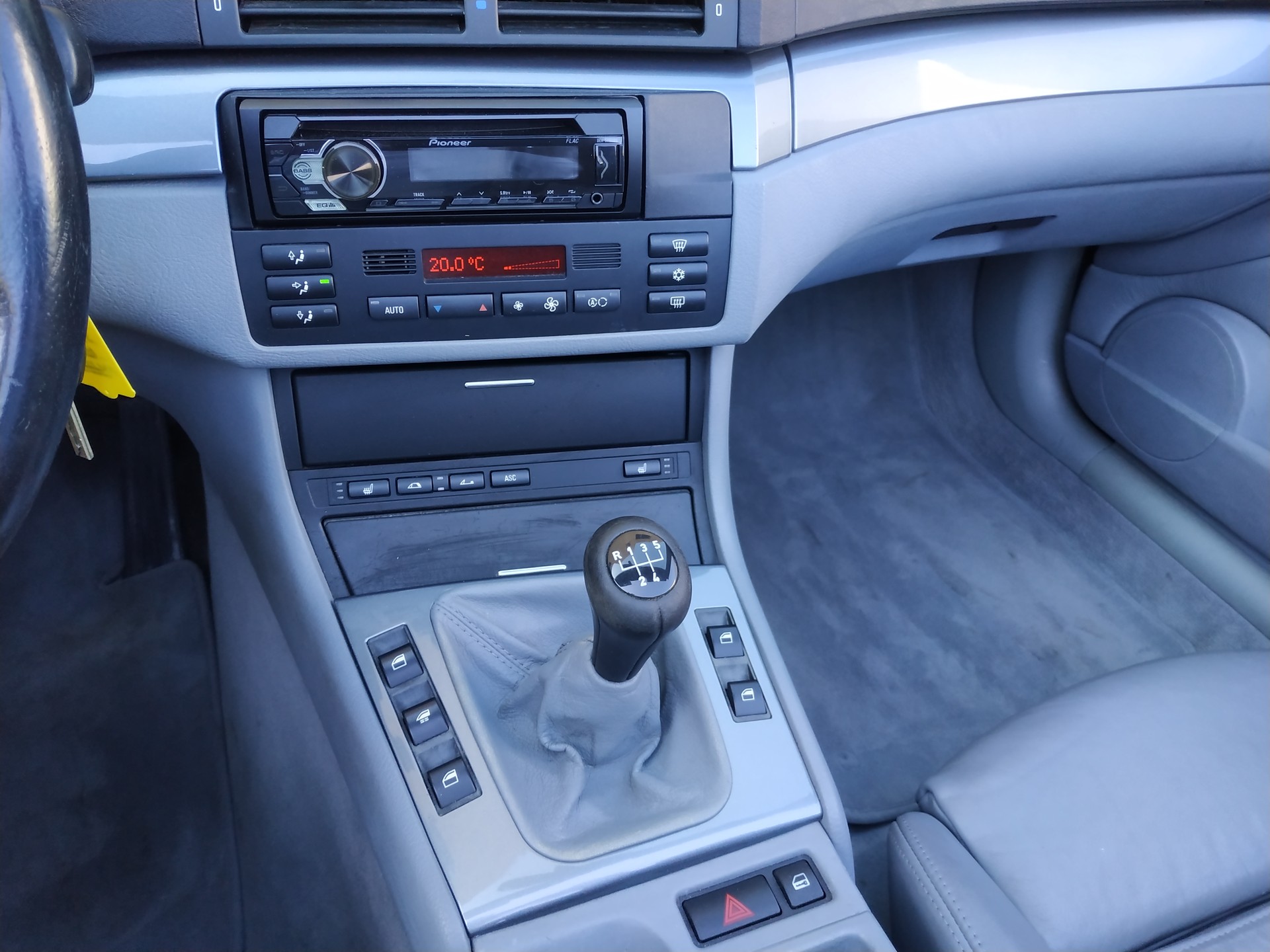 BMW 323Ci Cabriolet-image-13