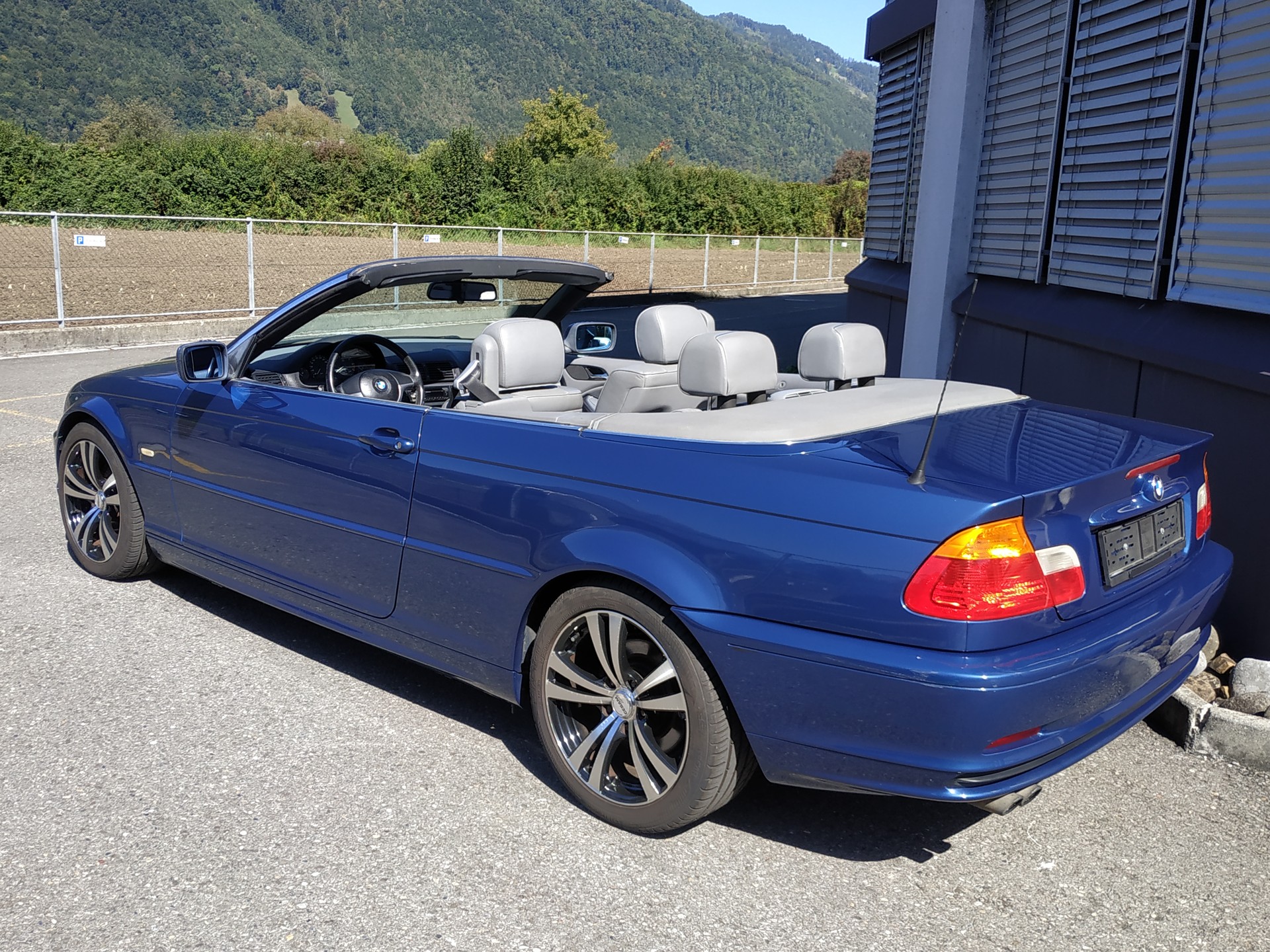 BMW 323Ci Cabriolet-image-3