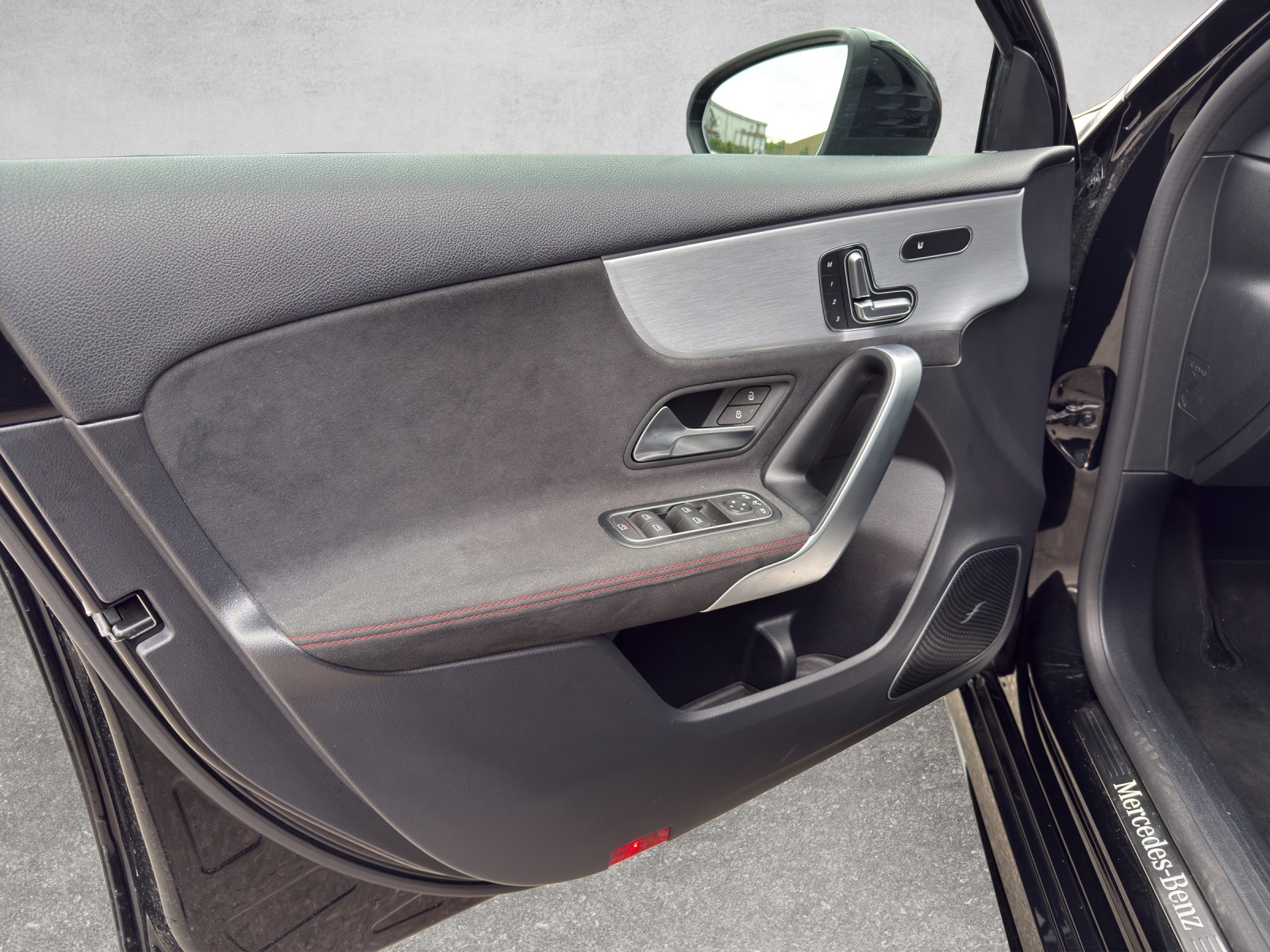 MERCEDES-BENZ A 250 AMG Line 7G-DCT-image-16