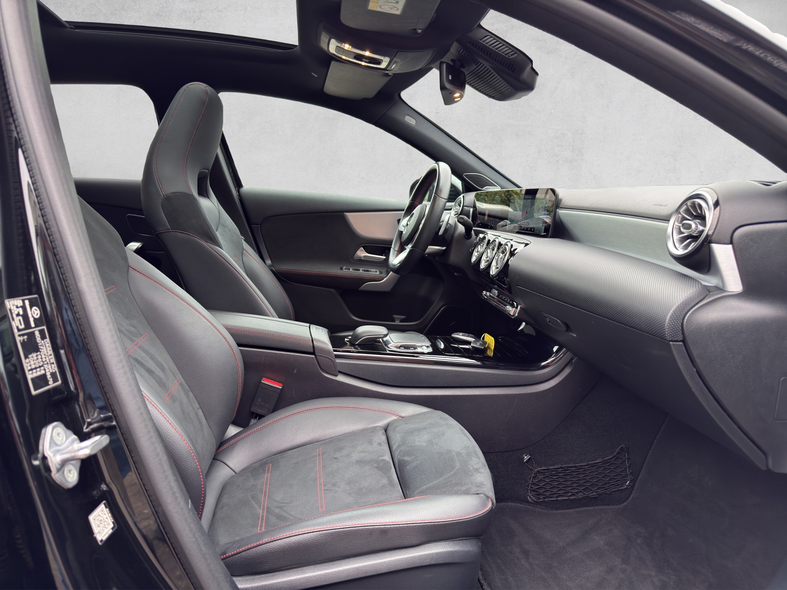 MERCEDES-BENZ A 250 AMG Line 7G-DCT-image-17