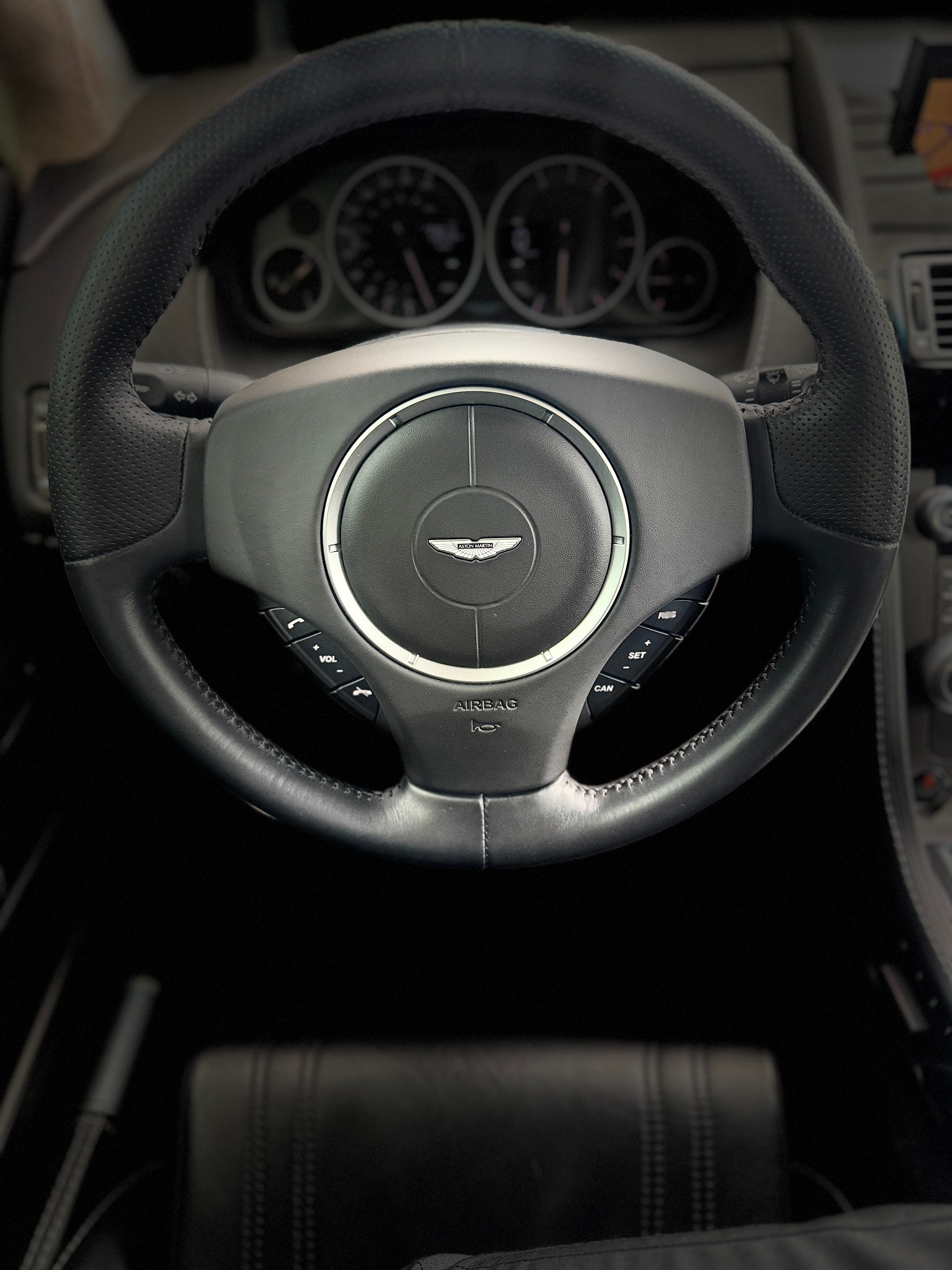 ASTON MARTIN V12 Vantage 6.0-image-18