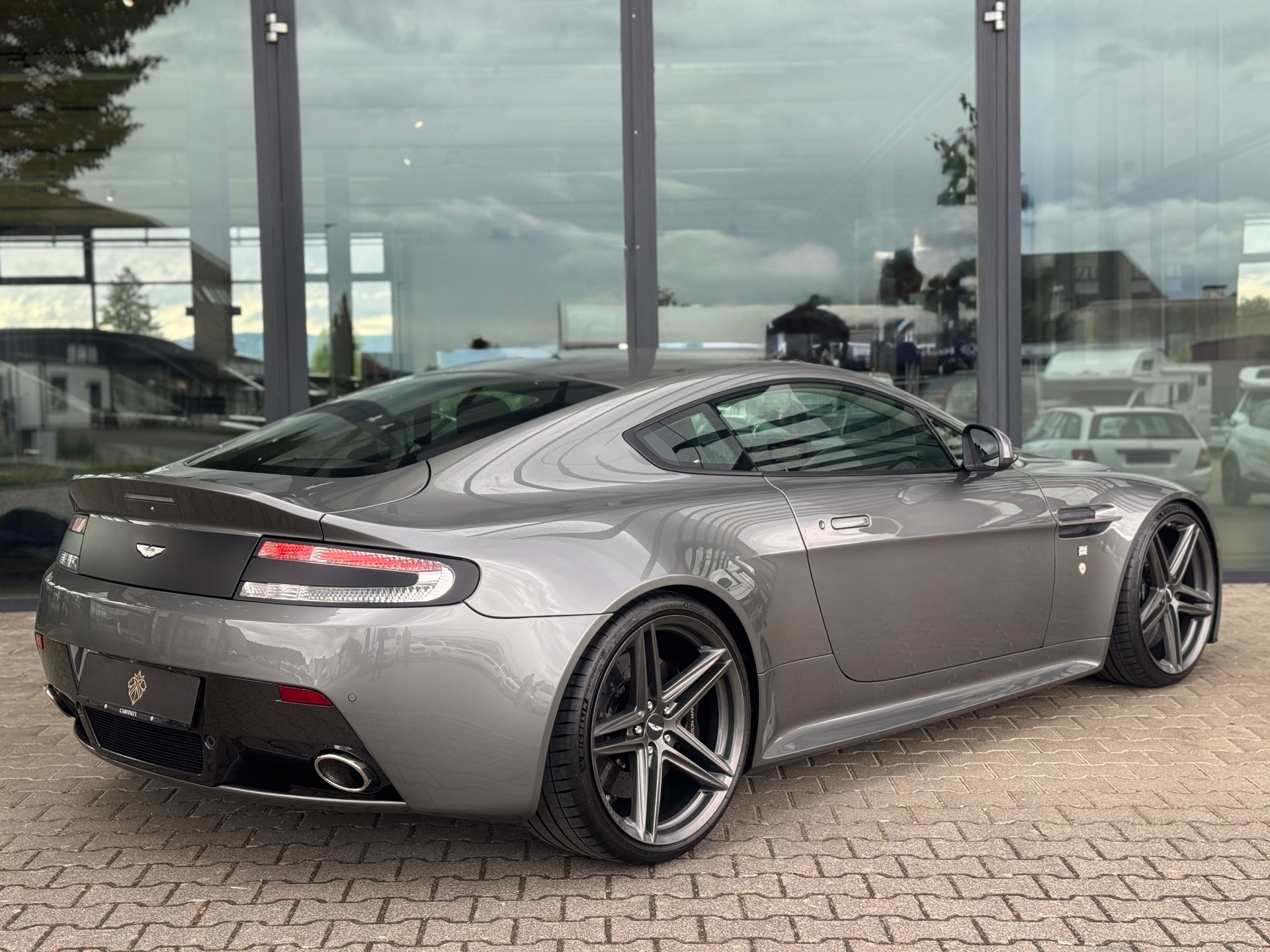 ASTON MARTIN V12 Vantage 6.0-image-5