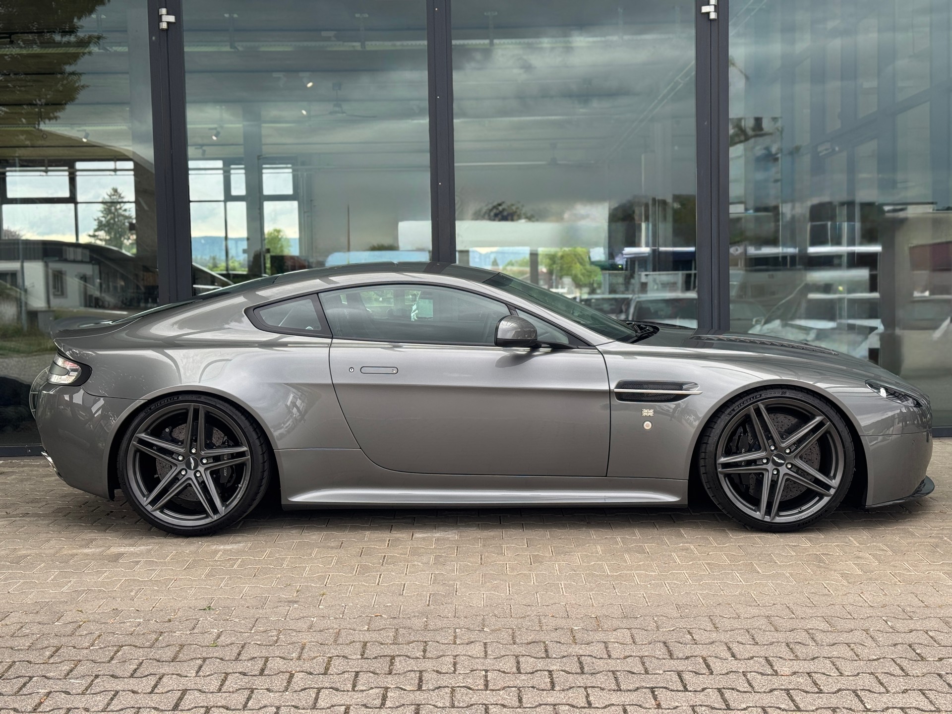 ASTON MARTIN V12 Vantage 6.0-image-6