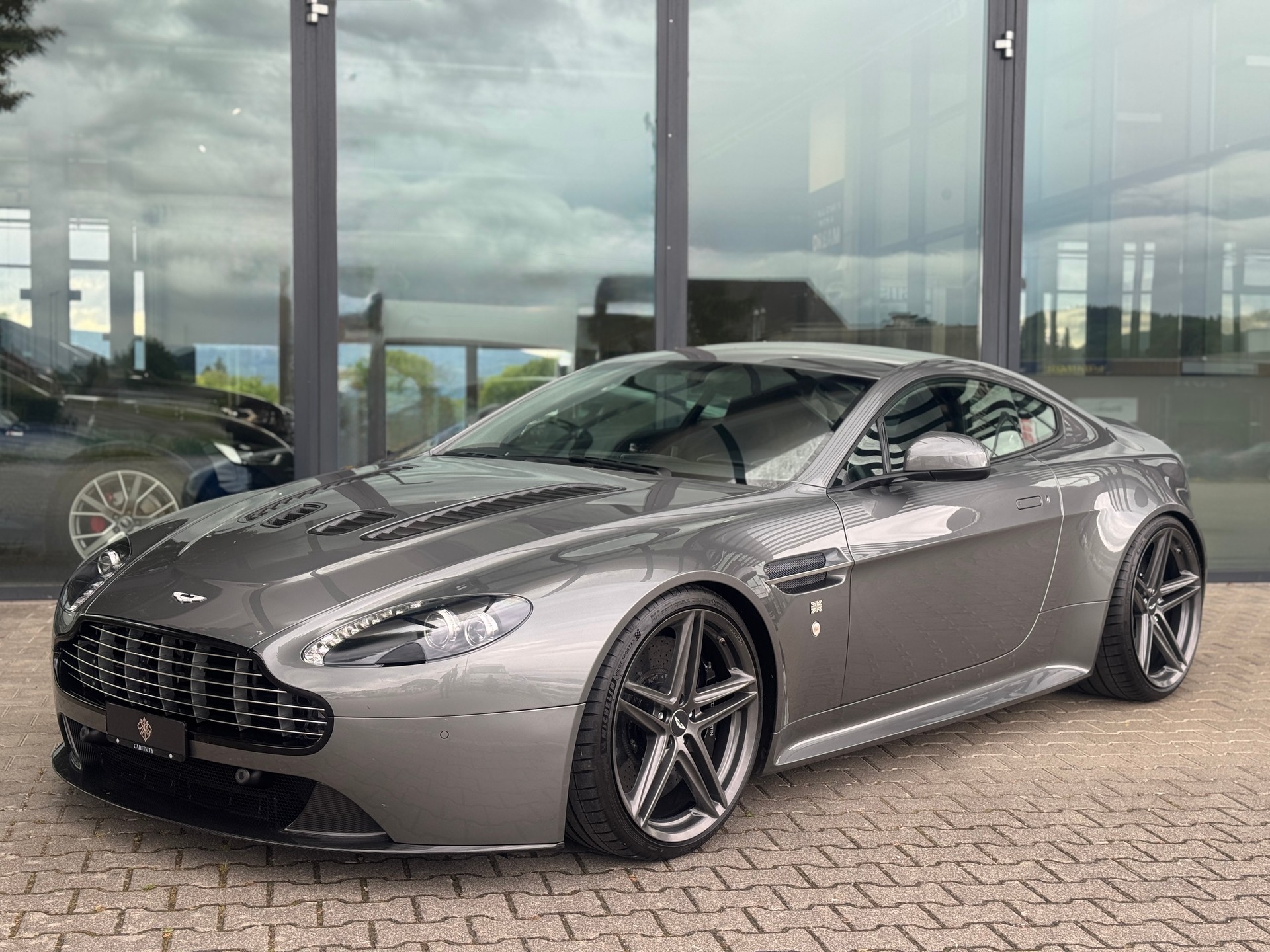 ASTON MARTIN V12 Vantage 6.0-showroom-element-2