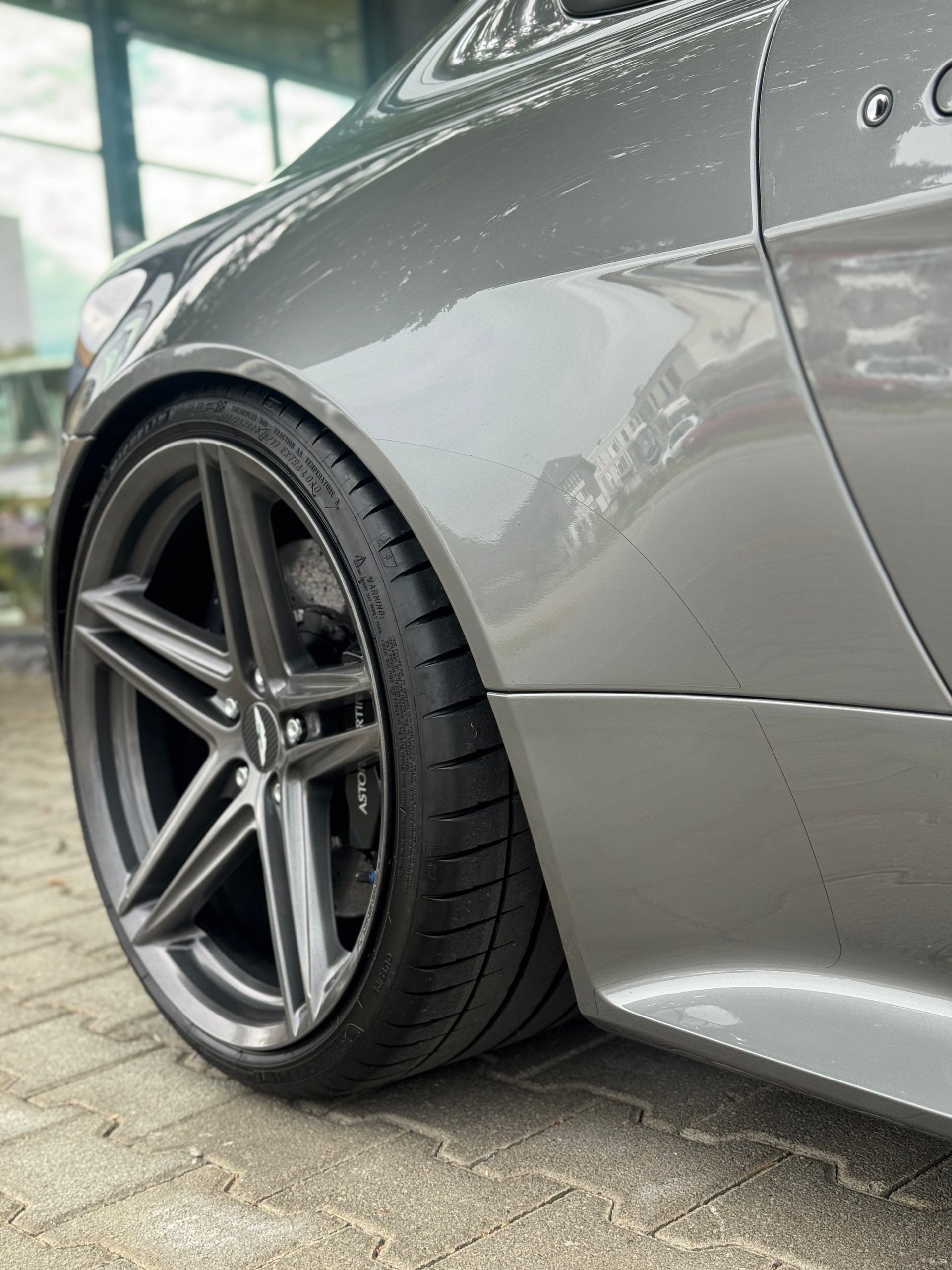ASTON MARTIN V12 Vantage 6.0-image-10