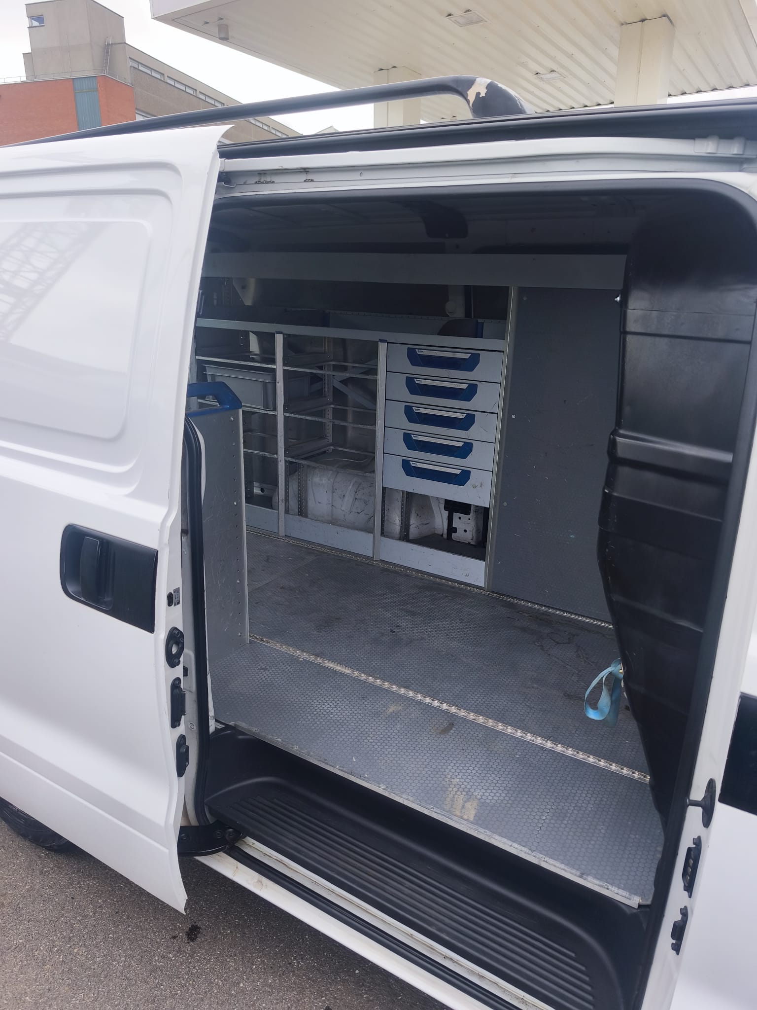 HYUNDAI H-1 Cargo 2.5 CRDi HP 5-Türen / Portes / Porte-image-7