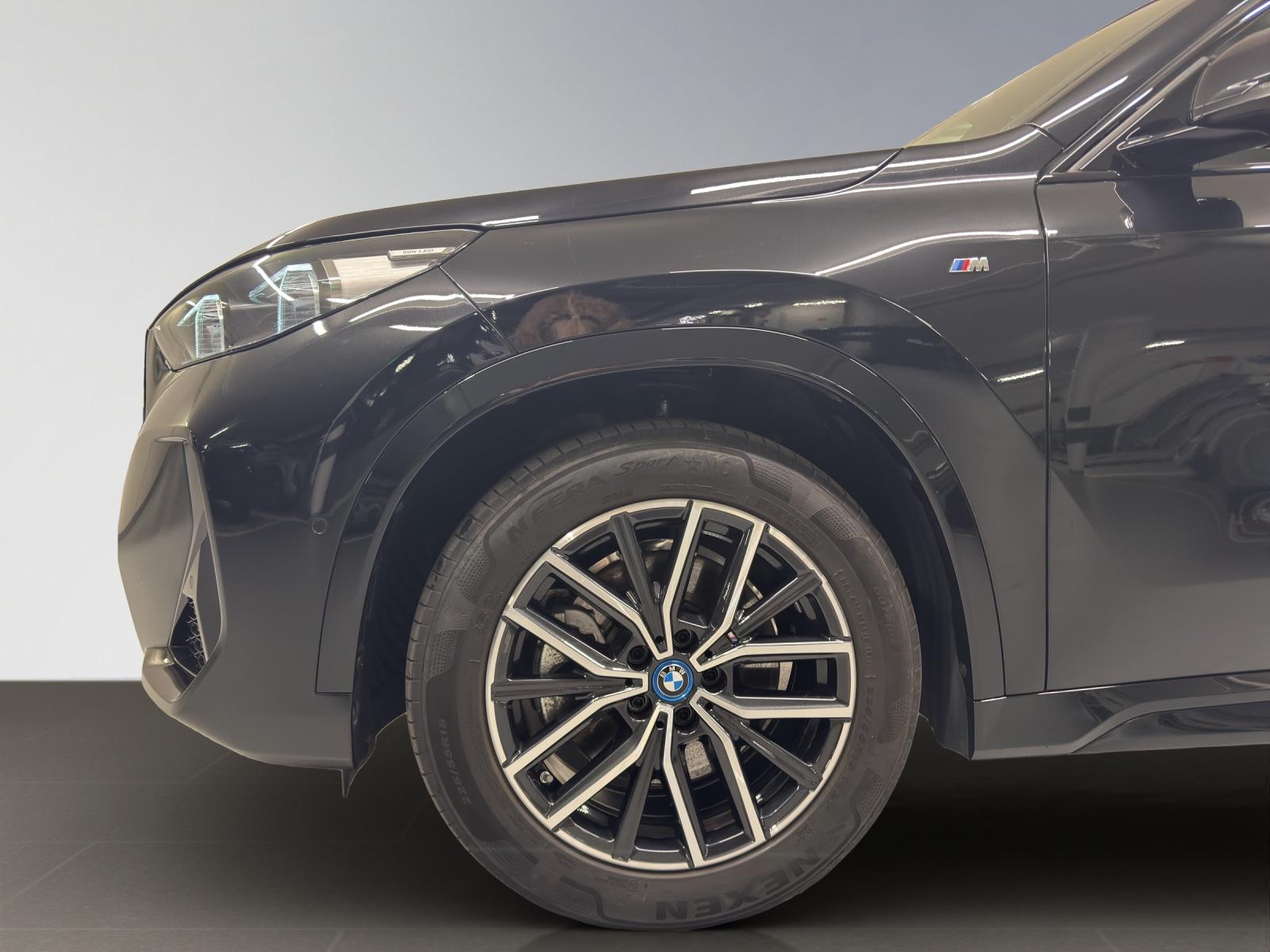 BMW iX1 30 xDrive-image-8