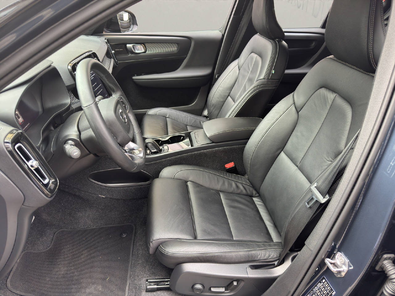 VOLVO XC40 P8 Twin Pro AWD-image-6