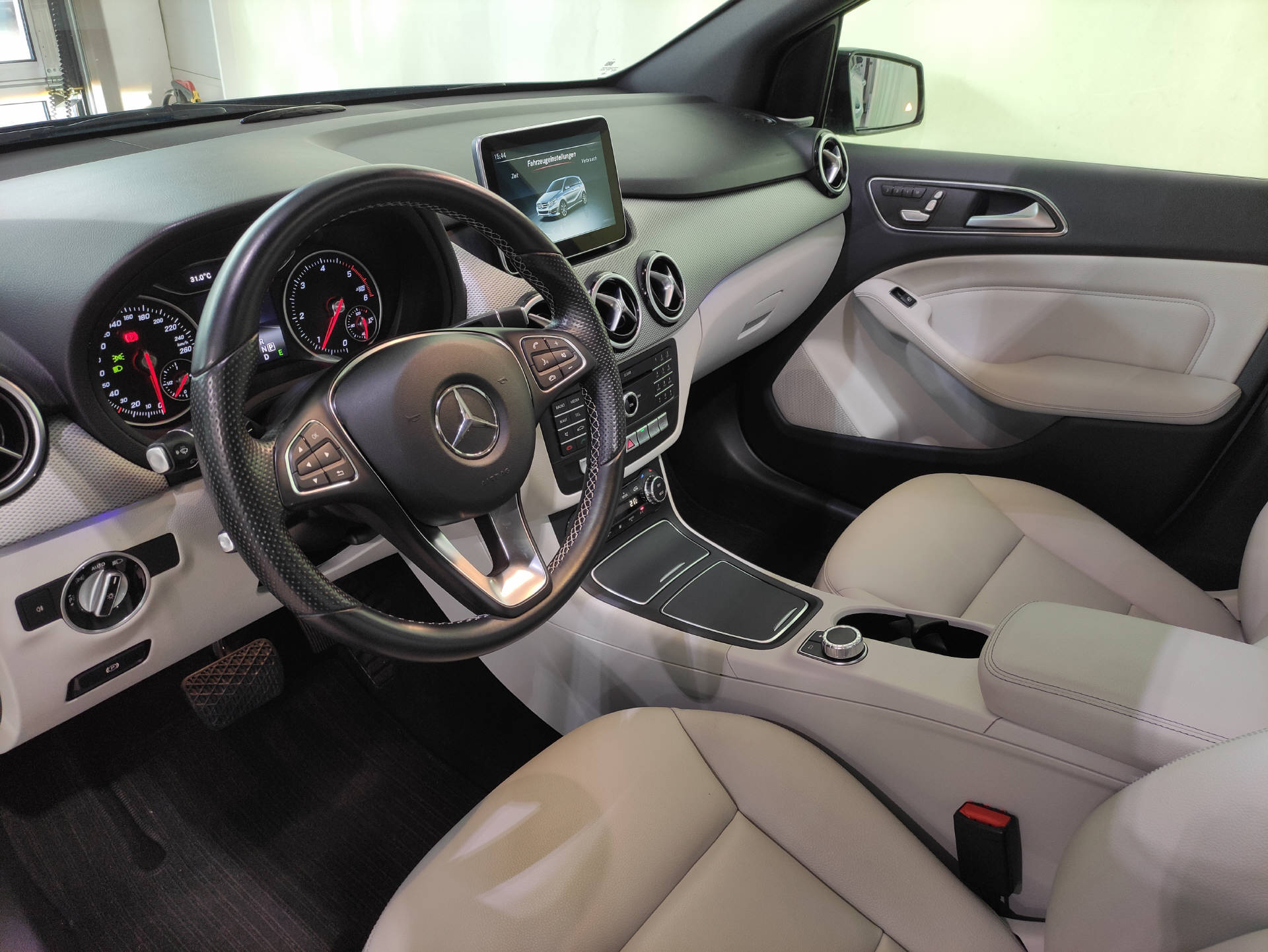 MERCEDES-BENZ B 200 CDI Urban 4matic-showroom-element-2