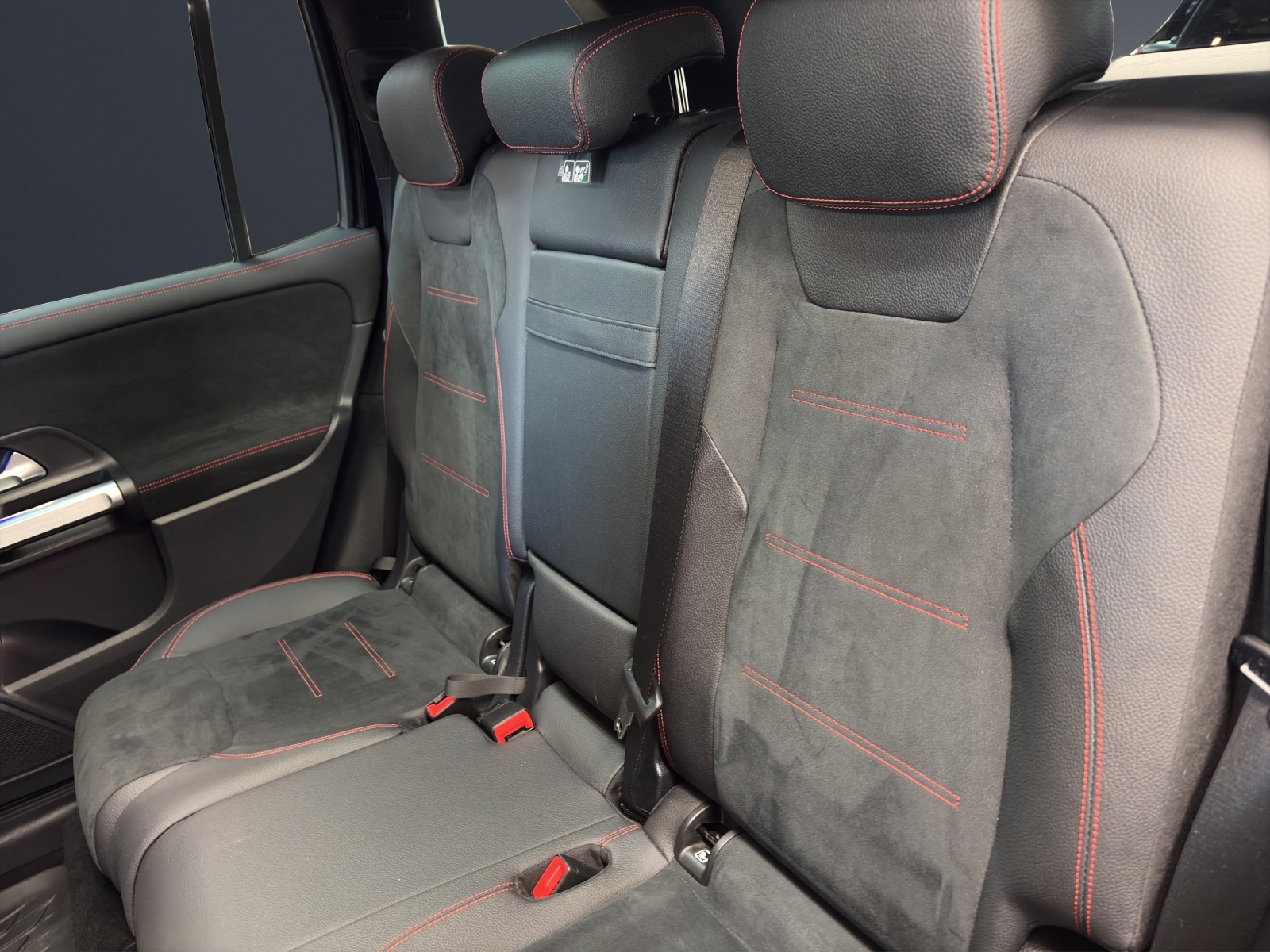 MERCEDES-BENZ GLB 200 AMG Line-image-15