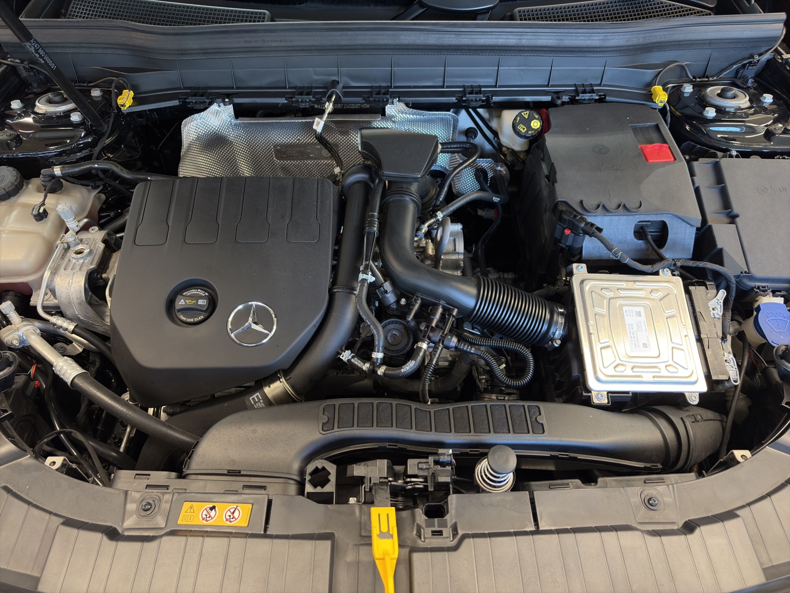 MERCEDES-BENZ GLB 200 AMG Line-image-17