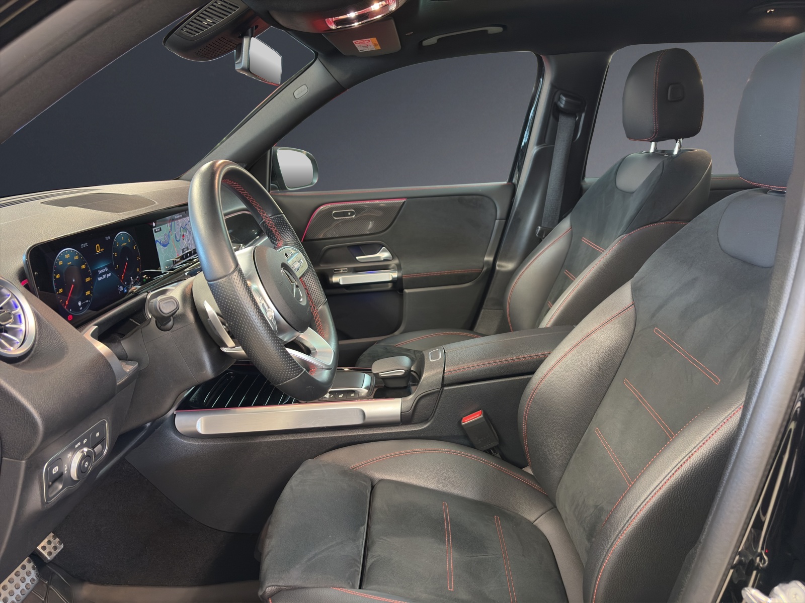 MERCEDES-BENZ GLB 200 AMG Line-image-6
