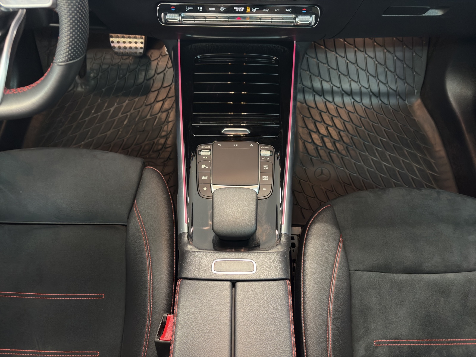 MERCEDES-BENZ GLB 200 AMG Line-image-14