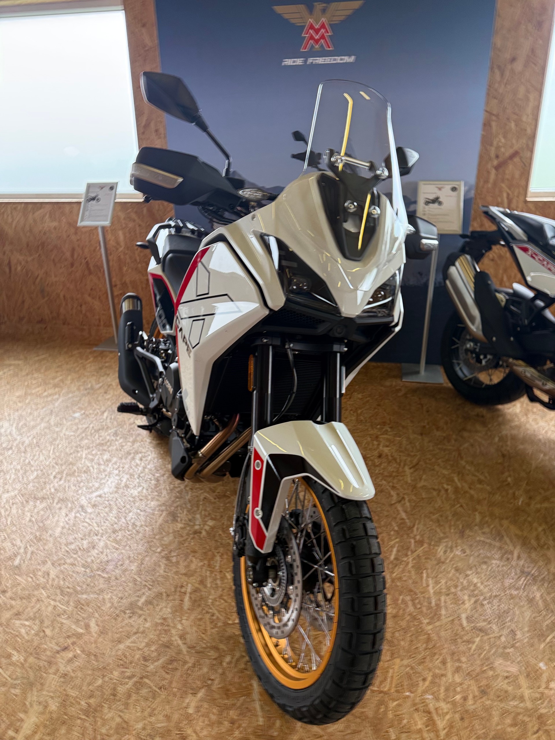 MOTO MORINI X-CAPE 700 - GOLD EDITION-image-4