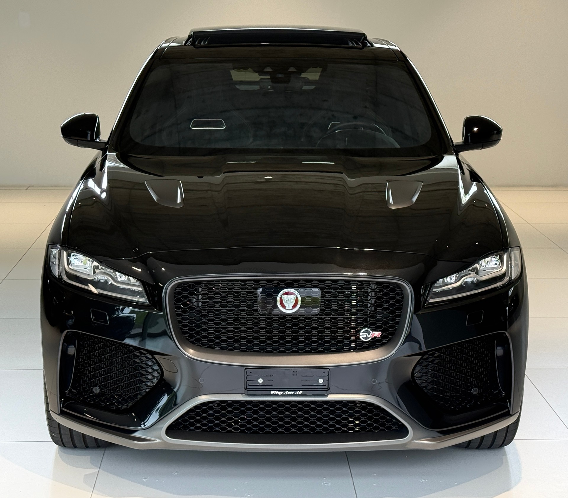 JAGUAR F-Pace 5.0 V8 SVR AWD Automatik ***CH-Fahrzeug aus 1. Hand***NP. Fr. 135'900.-***SVR-Sportsitze***All-Black***-showroom-element-1