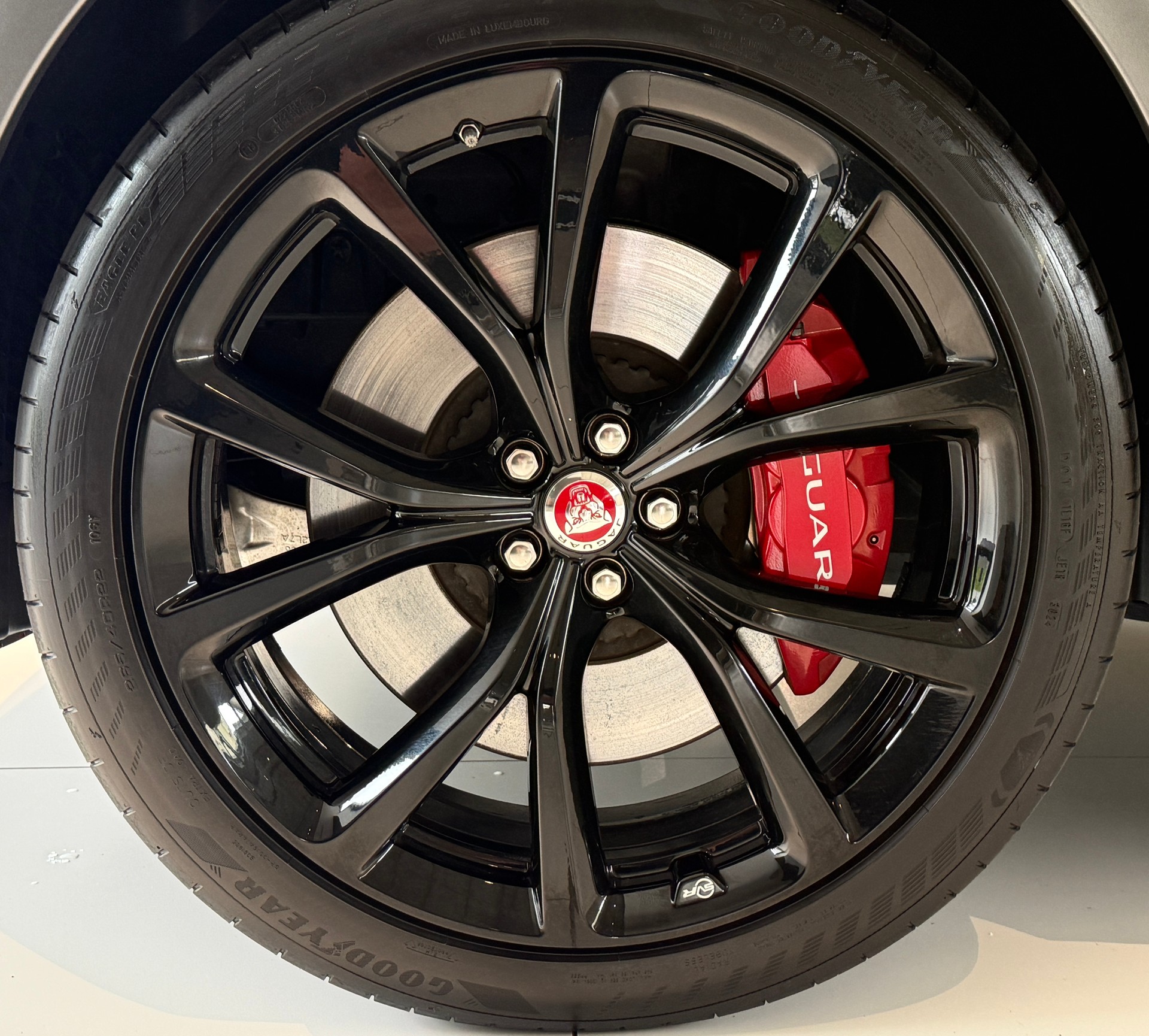 JAGUAR F-Pace 5.0 V8 SVR AWD Automatik ***CH-Fahrzeug aus 1. Hand***NP. Fr. 135'900.-***SVR-Sportsitze***All-Black***-showroom-element-3