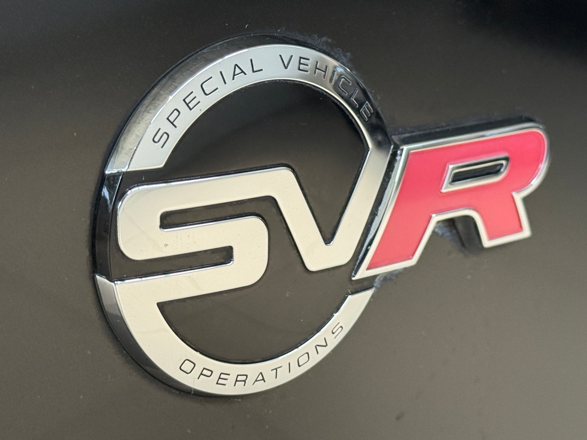 JAGUAR F-Pace 5.0 V8 SVR AWD Automatik ***CH-Fahrzeug aus 1. Hand***NP. Fr. 135'900.-***SVR-Sportsitze***All-Black***-showroom-element-2