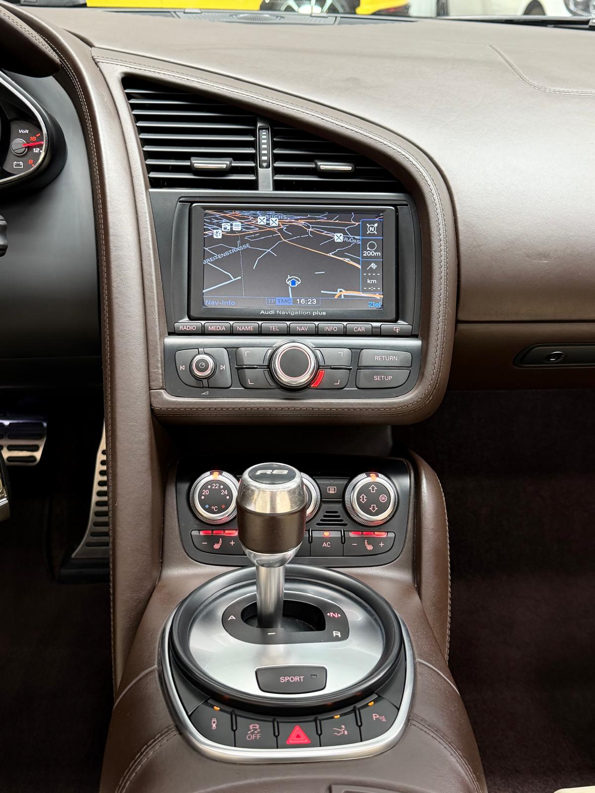 AUDI R8 Spyder 4.2 R-Tronic-image-19