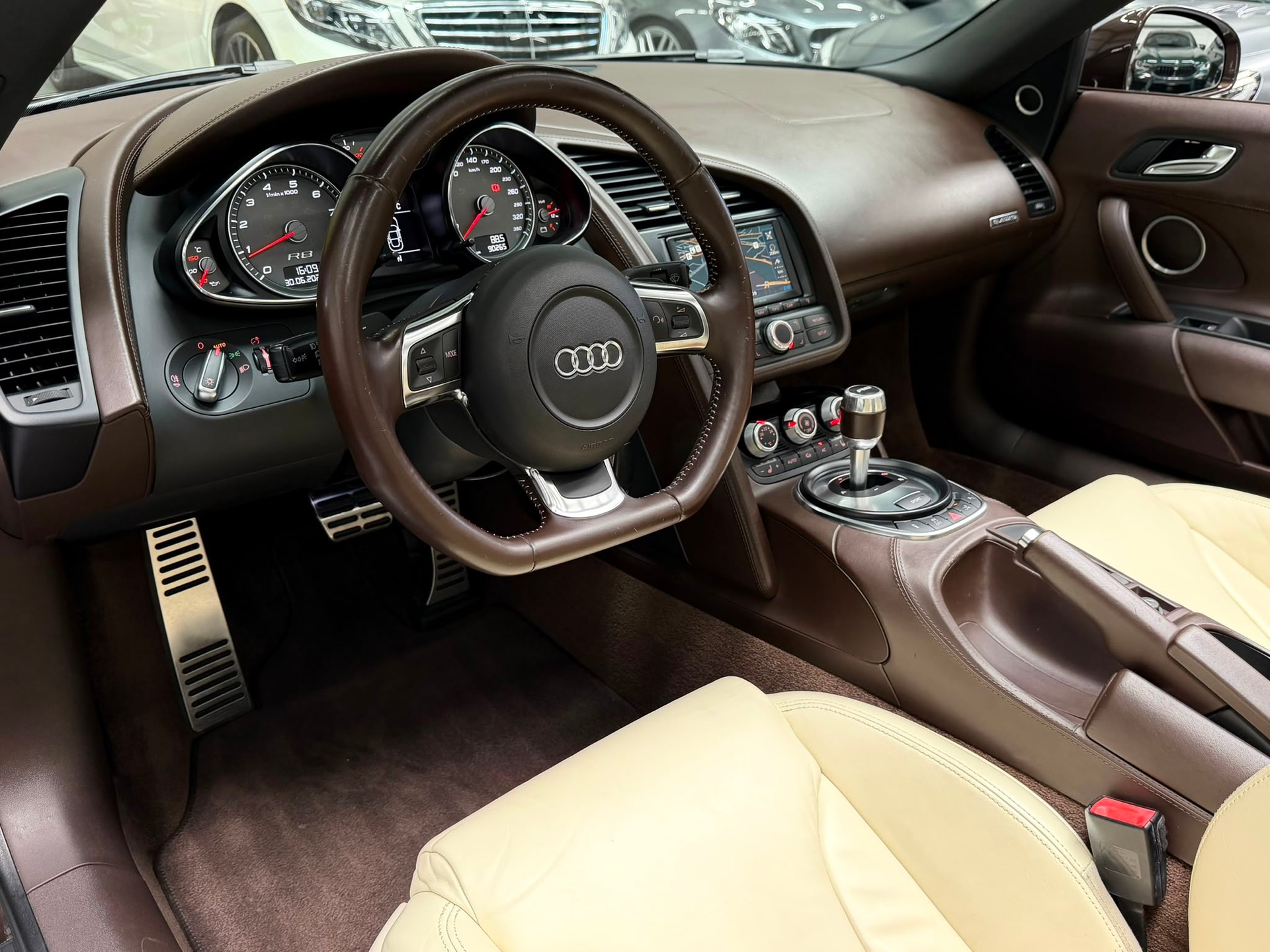 AUDI R8 Spyder 4.2 R-Tronic-image-20