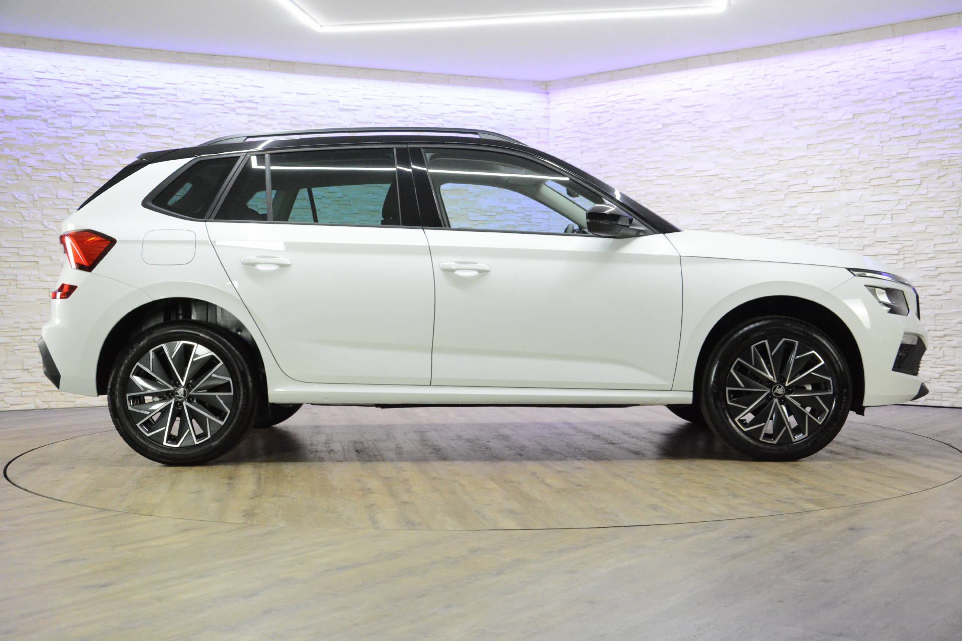 SKODA Kamiq 1.0 TSI Selection DSG-showroom-element-3