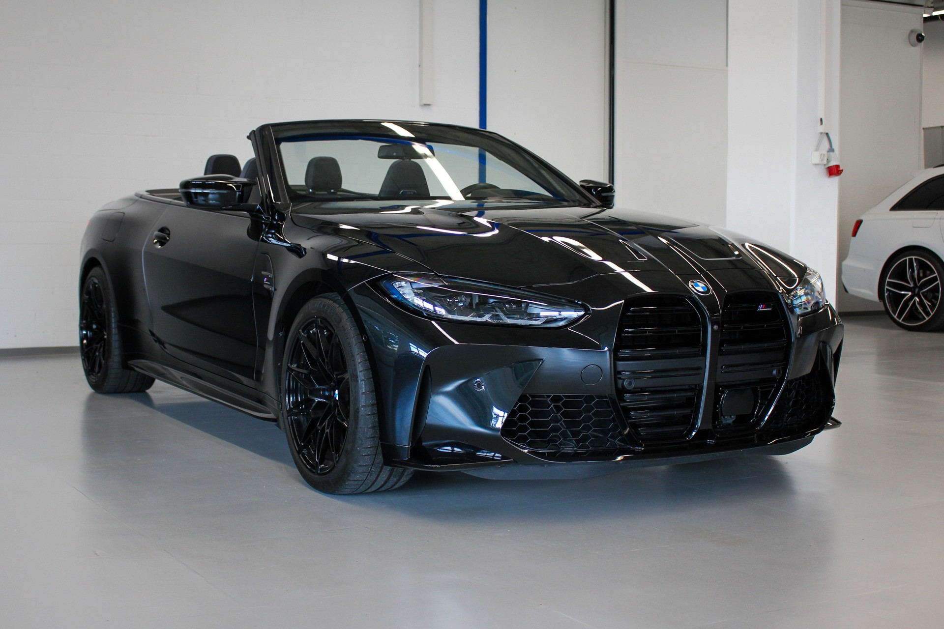 BMW M4 Cabrio Competition M xDrive-showroom-element-2