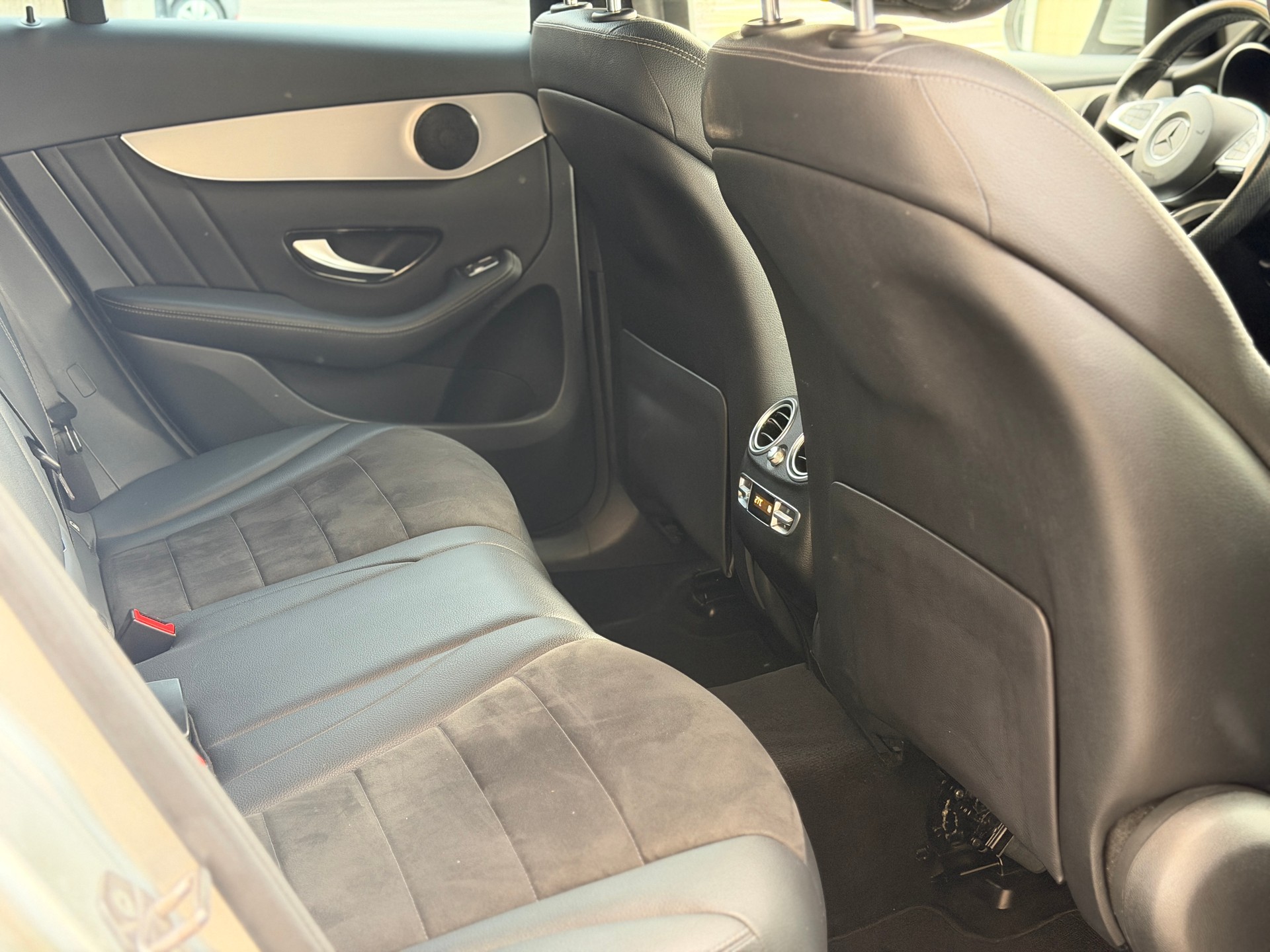 MERCEDES-BENZ GLC 220 d AMG Line 4Matic 9G-Tronic-image-22