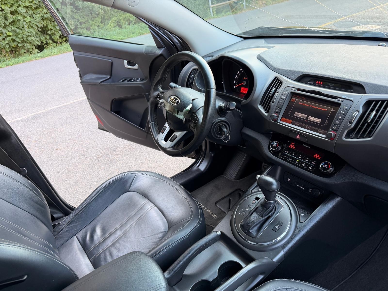 KIA Sportage 2.0 CRDi Style 4WD Automatic-image-13