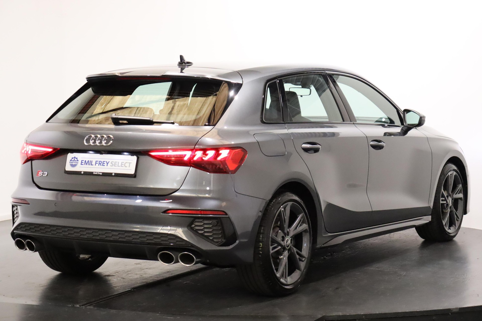 AUDI S3 Sportback 2.0 TFSI quattro S-Tronic-showroom-element-1