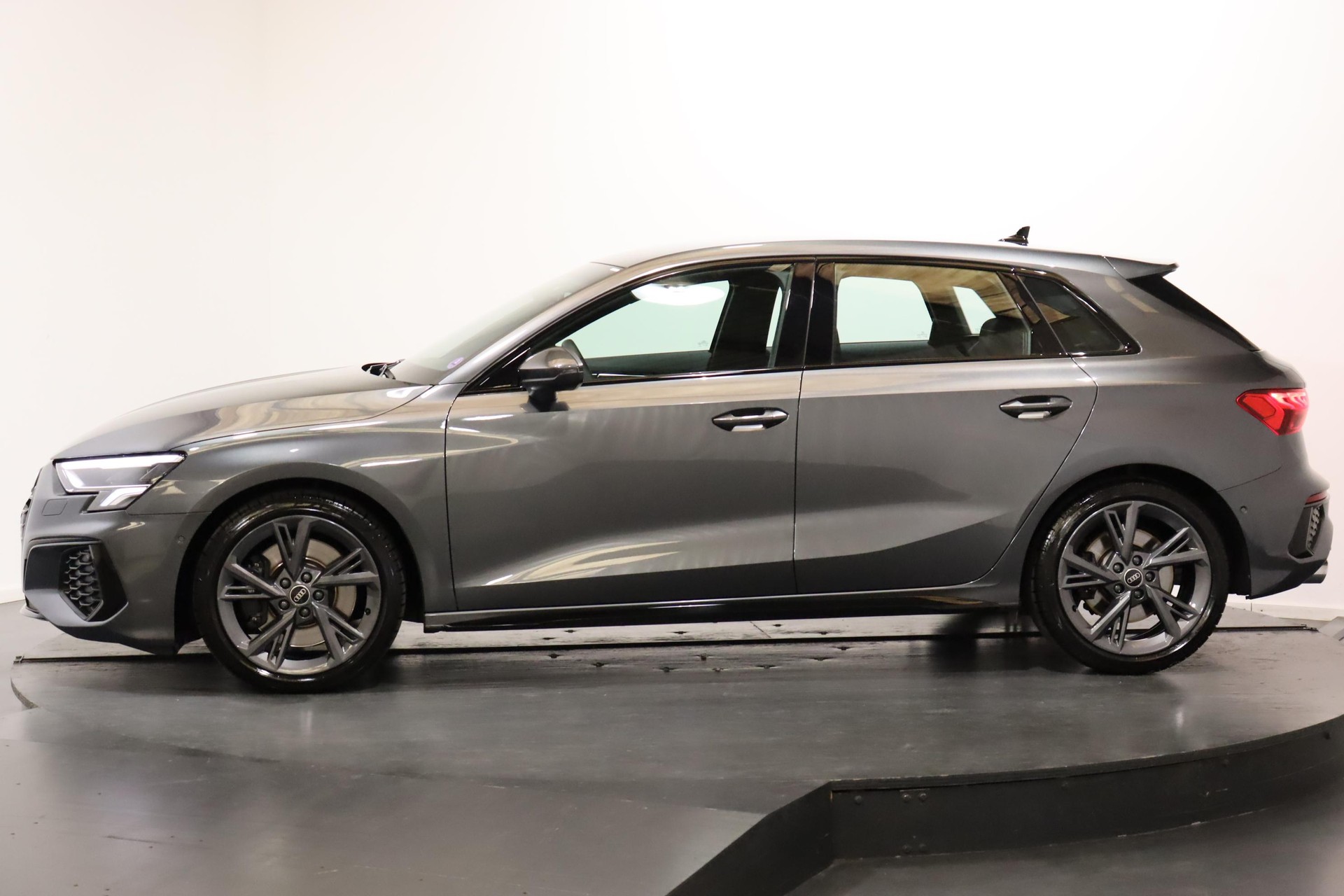 AUDI S3 Sportback 2.0 TFSI quattro S-Tronic-showroom-element-2