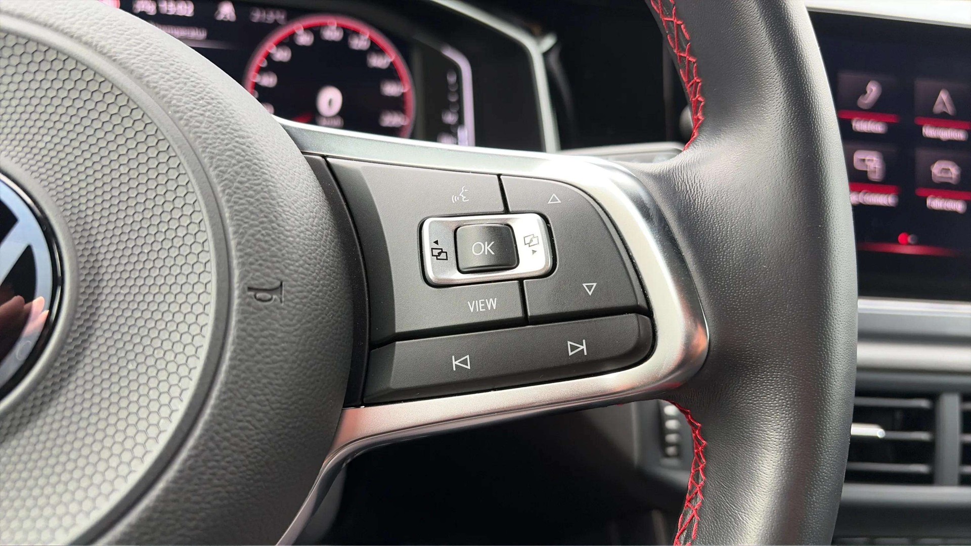 VW Polo 2.0 TSI GTI DSG mit Panoramadach & Beats Soundsystem + Leder/Alcantara-image-23