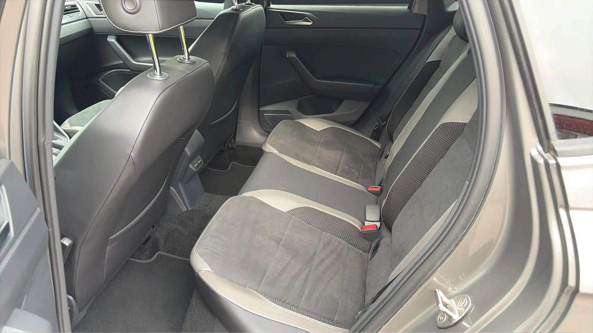 VW Polo 2.0 TSI GTI DSG mit Panoramadach & Beats Soundsystem + Leder/Alcantara-image-12