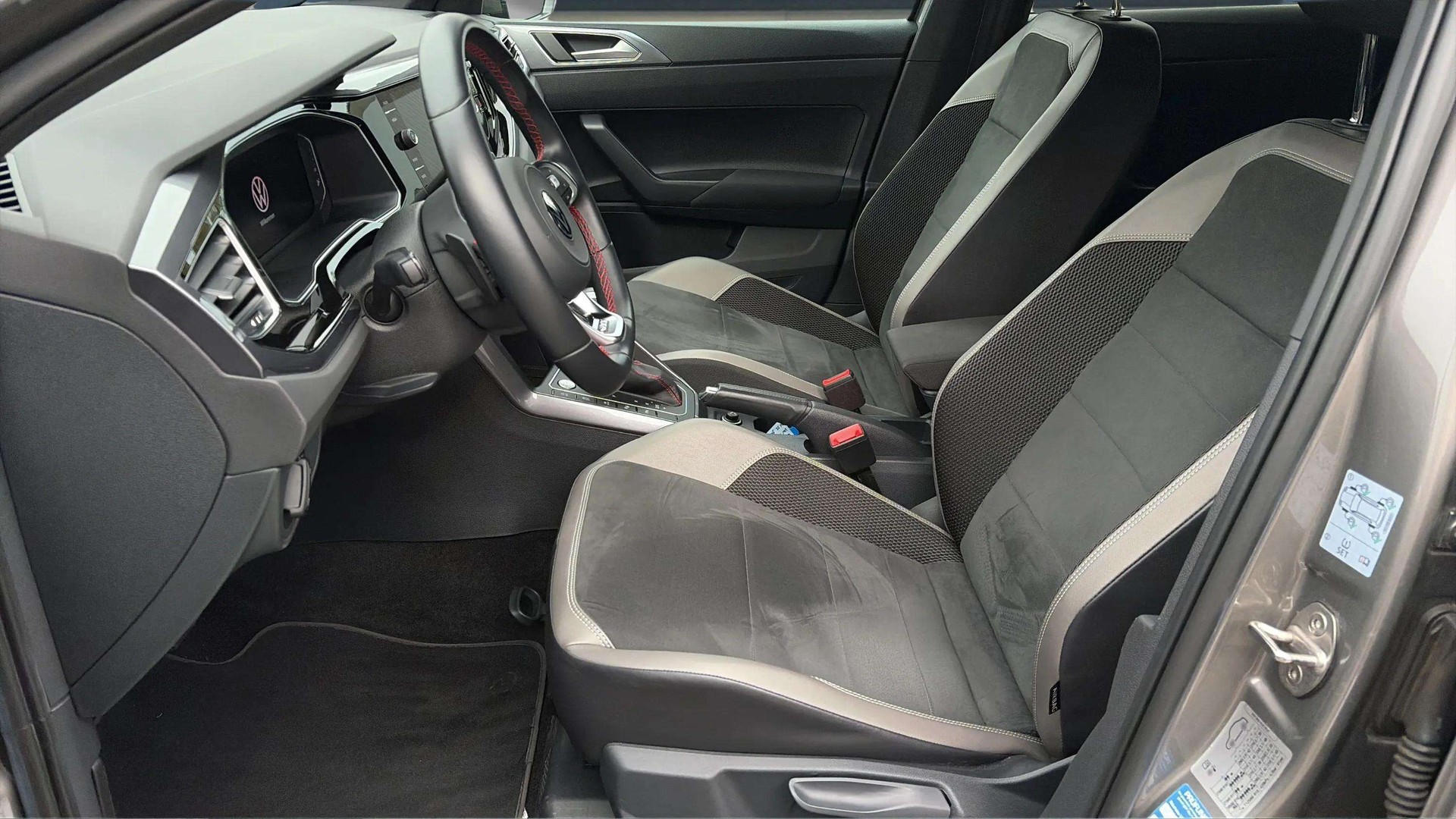 VW Polo 2.0 TSI GTI DSG mit Panoramadach & Beats Soundsystem + Leder/Alcantara-image-10