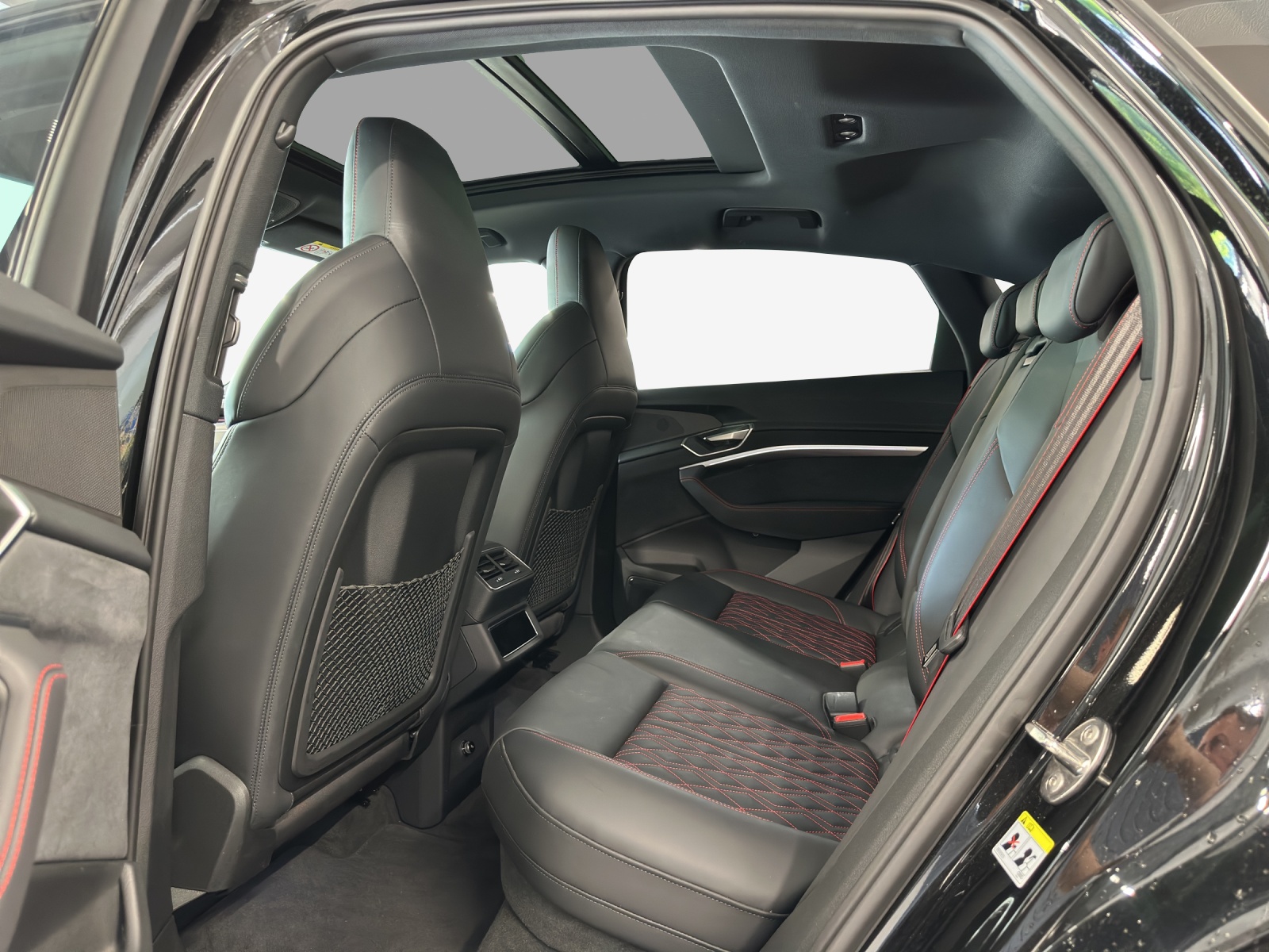 AUDI Q8 Sportback 55 e-tron Black Edition quattro-image-12