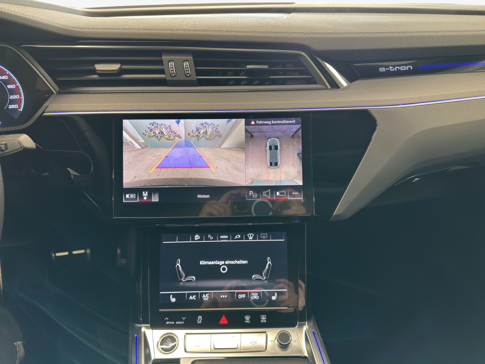 AUDI Q8 Sportback 55 e-tron Black Edition quattro-image-16