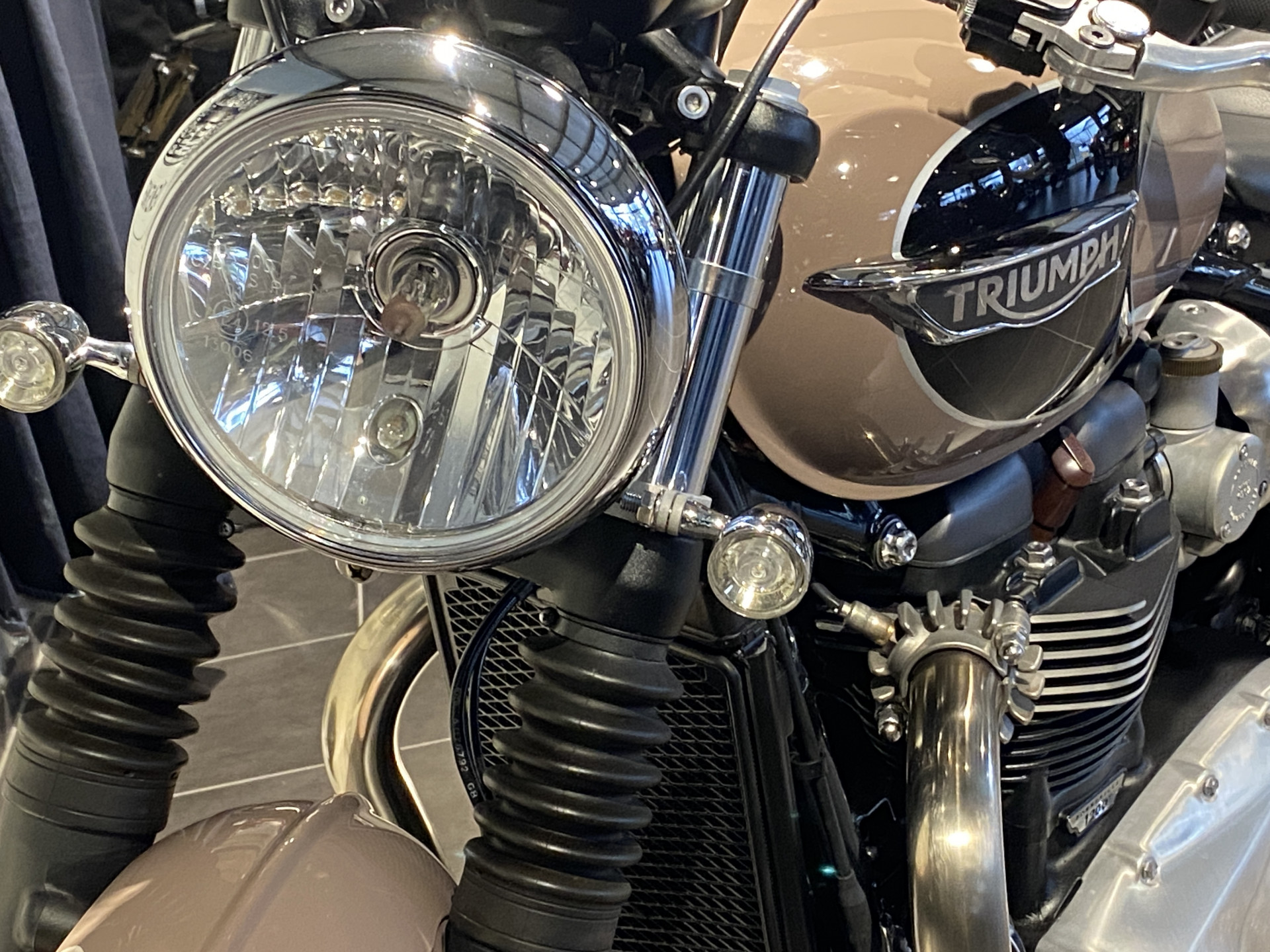 TRIUMPH Bonneville Bobber Black 1200-image-8
