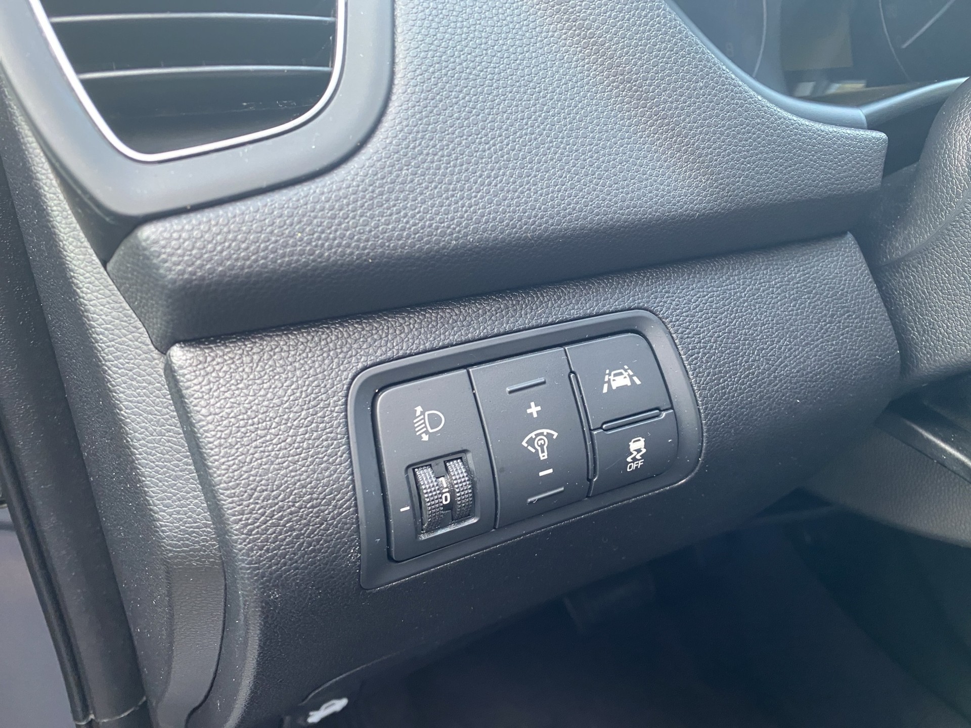 HYUNDAI i20 1.4 Amplia Automatic-image-12
